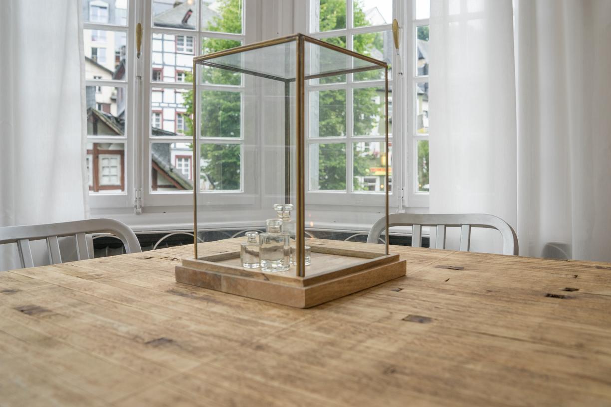 Vitrine mit schwedischen Glasgewichten #wohnzimmer #vitrine ©Studio B23