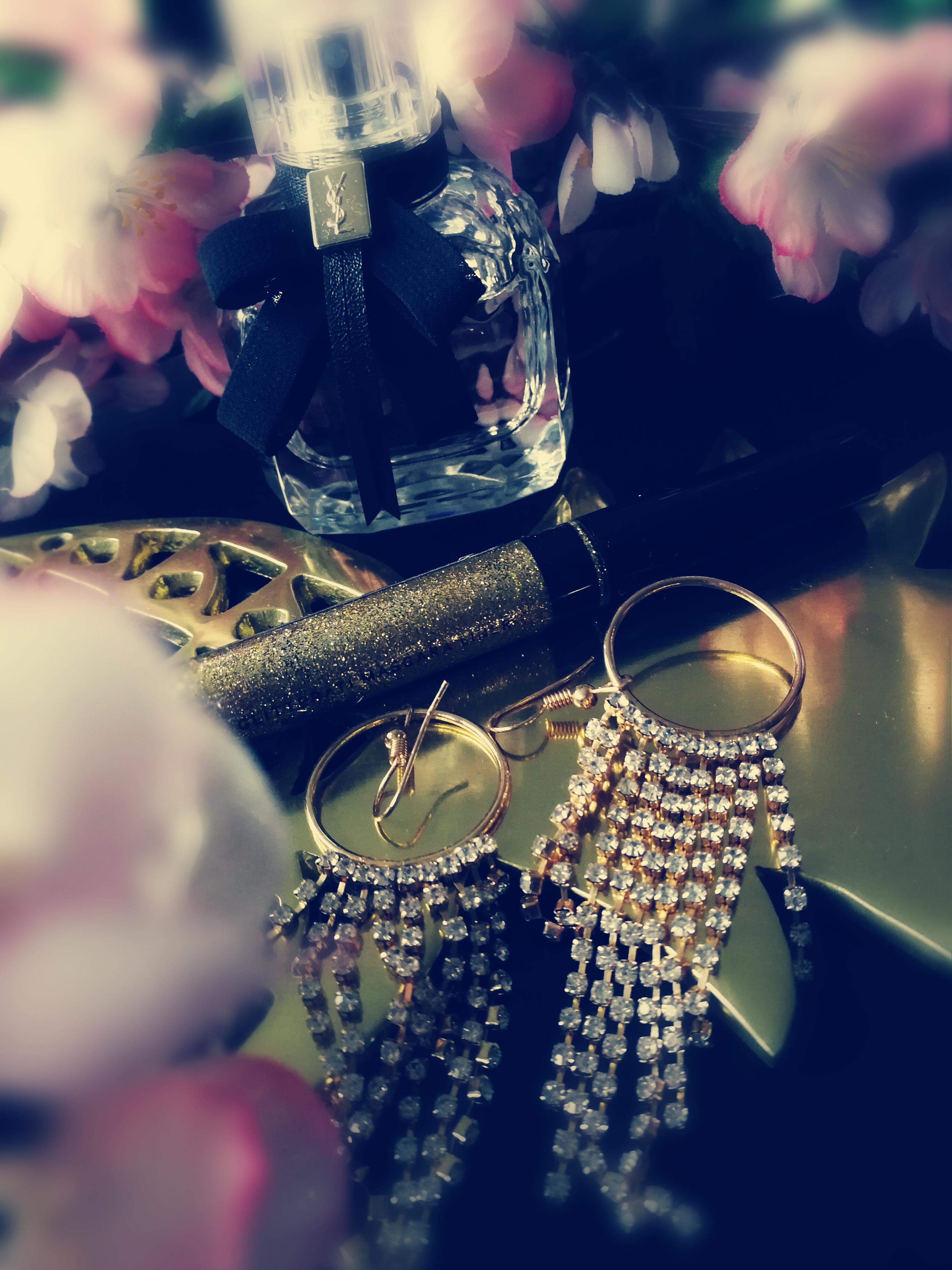Voilà, meine #Silvester Favoriten....💕 #Parfum #Ohrschmuck #GlitterEyeschadow