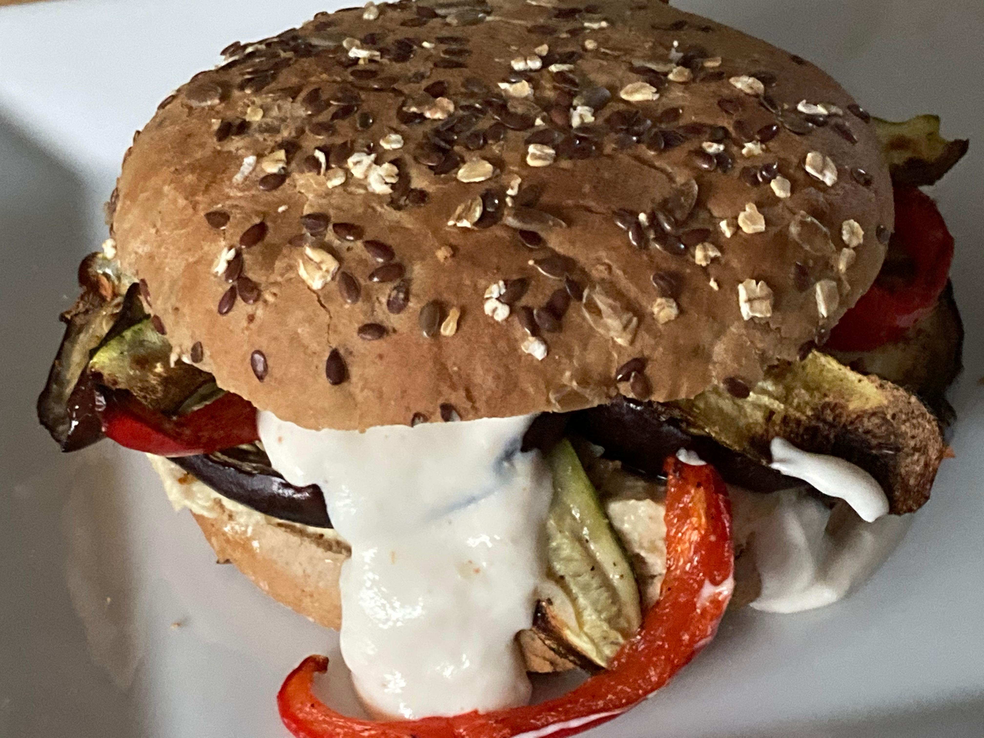 Vollkorn-Veggiburger mit Grillgemüse, Hummus und selbstgemachter Aioli #veggiliebe