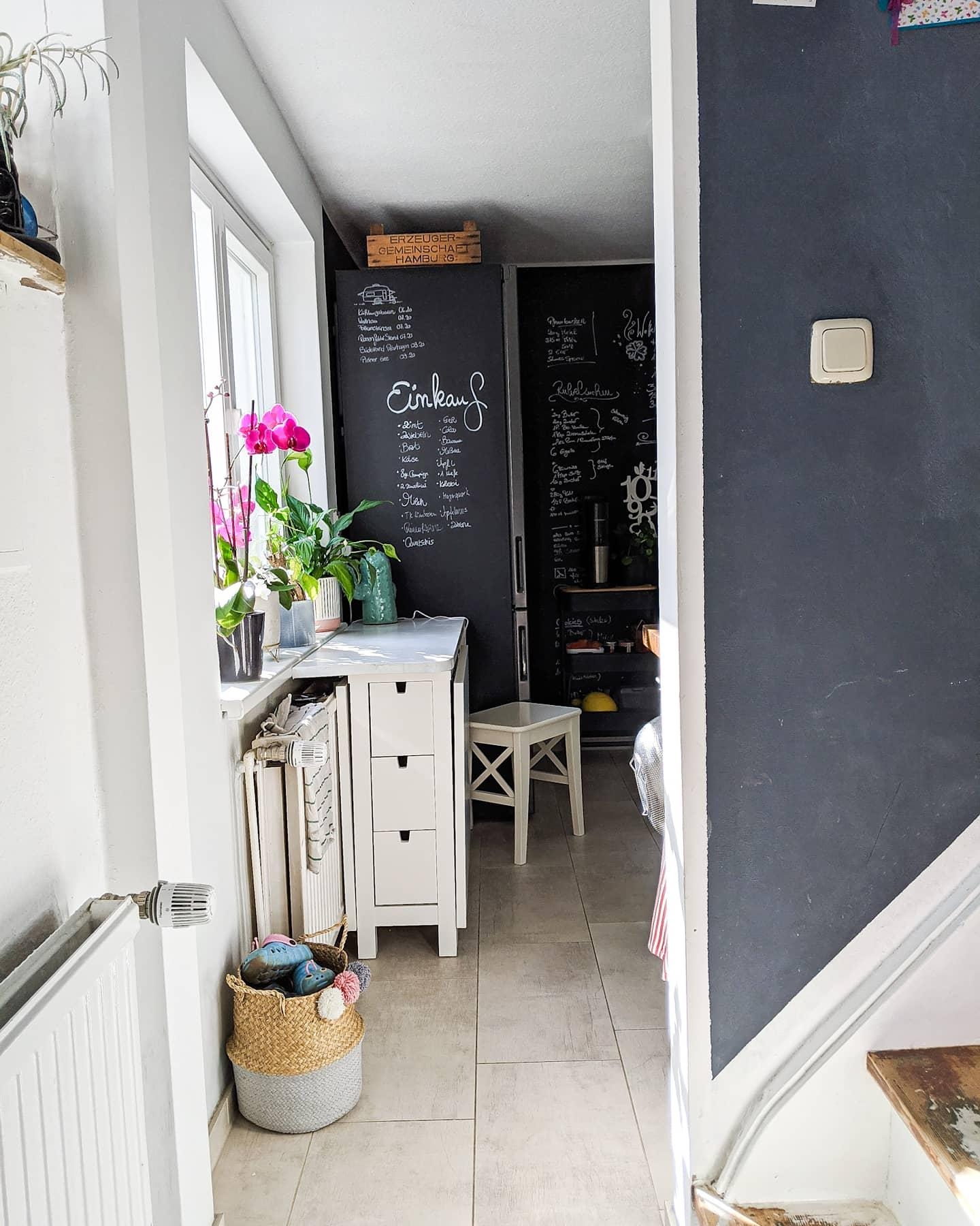 Vom Flur in die Küche
#schwarzeküche #schwarz #weiss #treppe #küche #renovieren #magnetwand #licht 