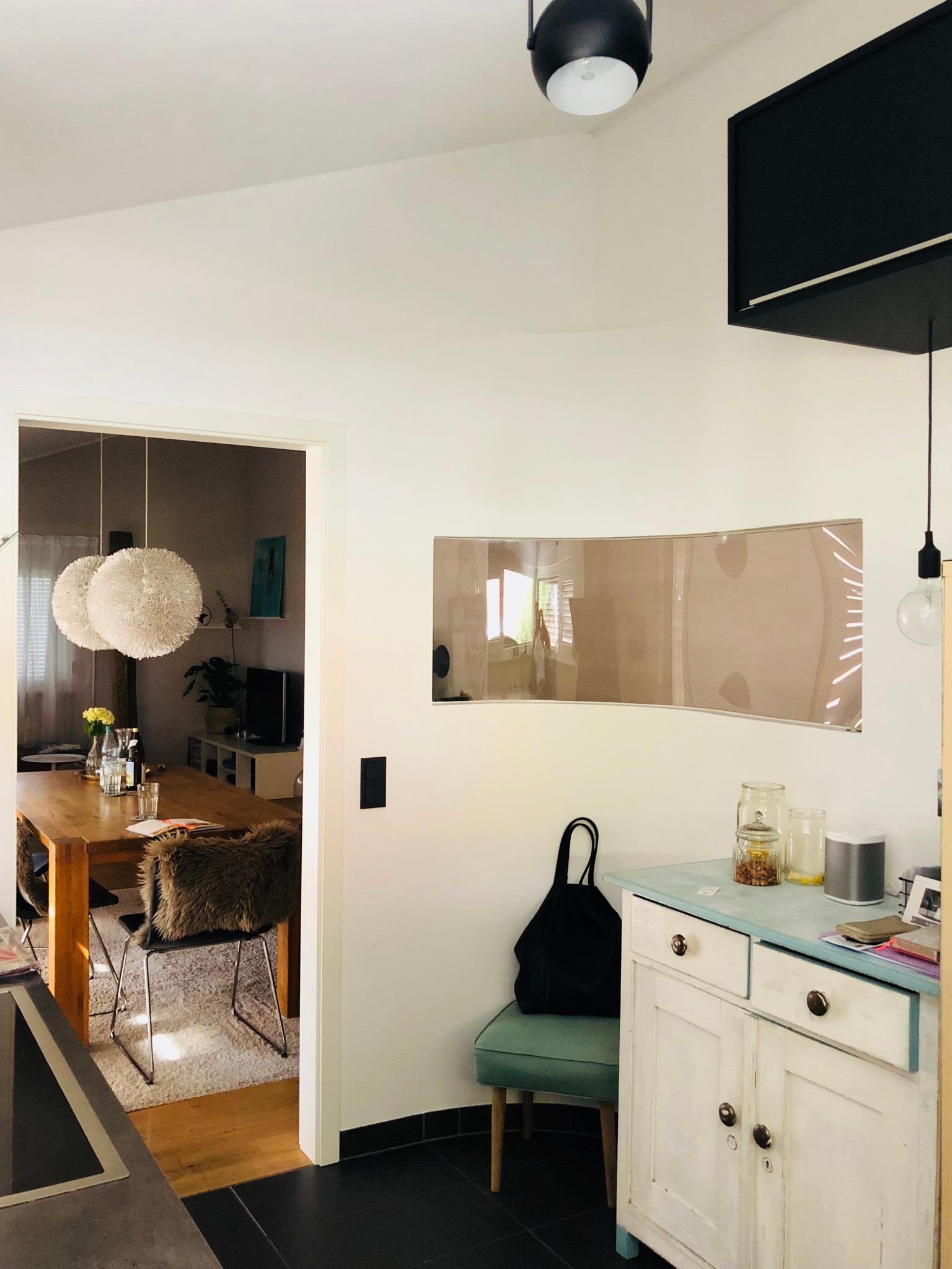 Von der Küche über‘s Esszimmer bis ins Wohnzimmer | halbrunde Wand mit Durchblick | Omas Kommode als Küchenbewohner 