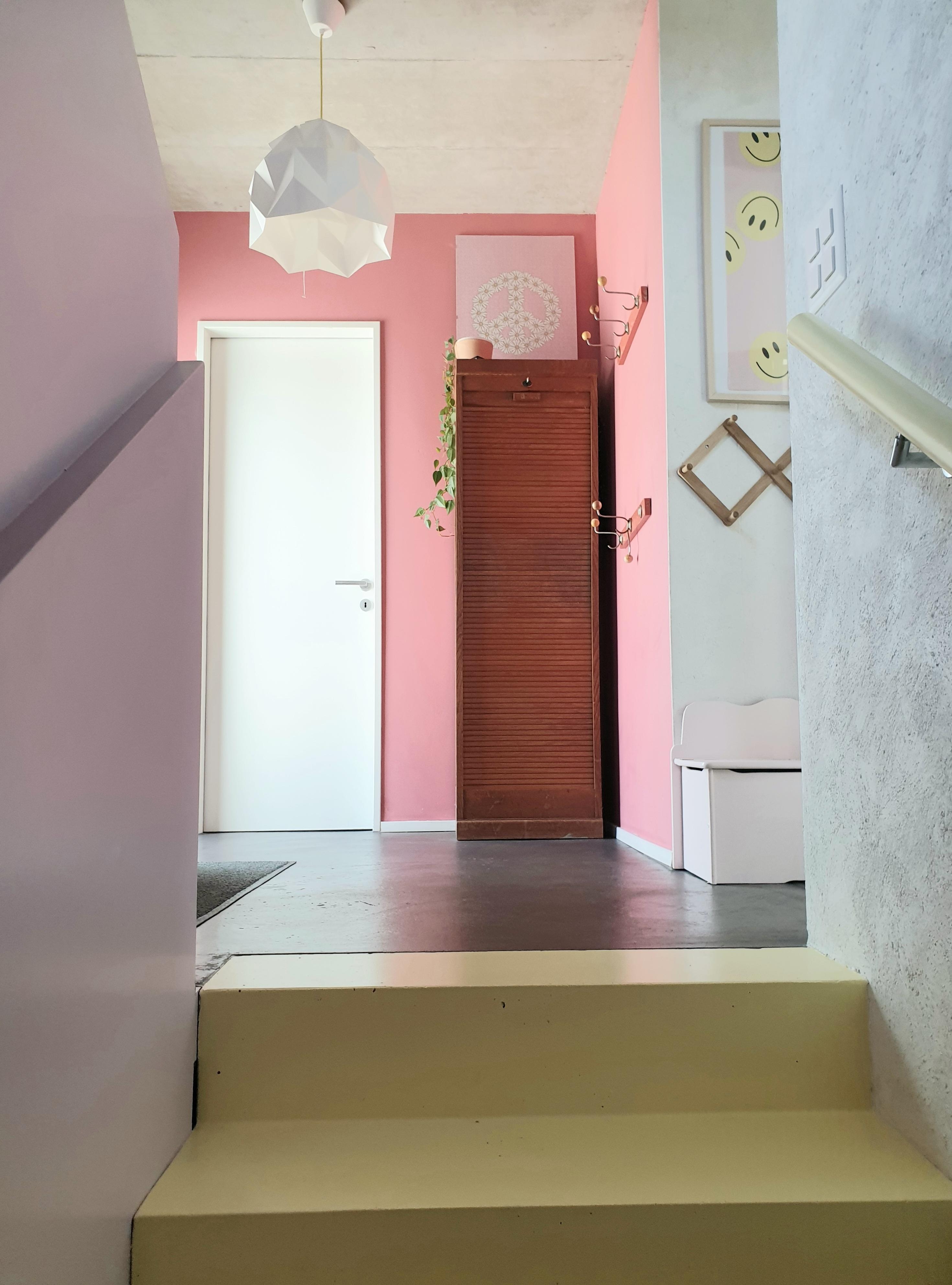Von unten nach oben...
#Flur#Pink#Hängelampe#Treppe
#Schuhschrank