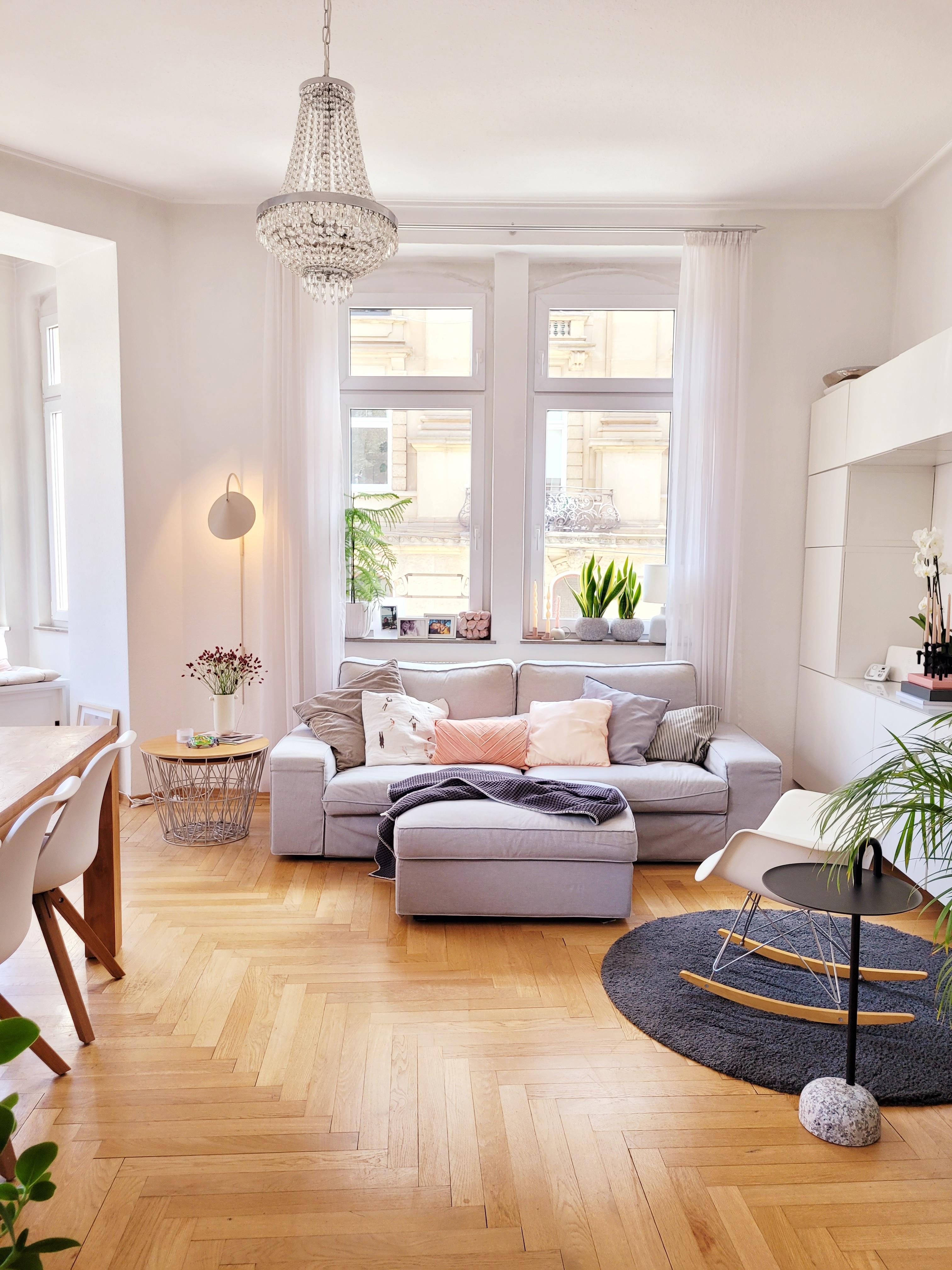 Vorfreude 
#Altbau 
#Wohnung 
#Wohnzimmer 
#Lampe 
#Sofa
#Pflanzen 
#Design 
