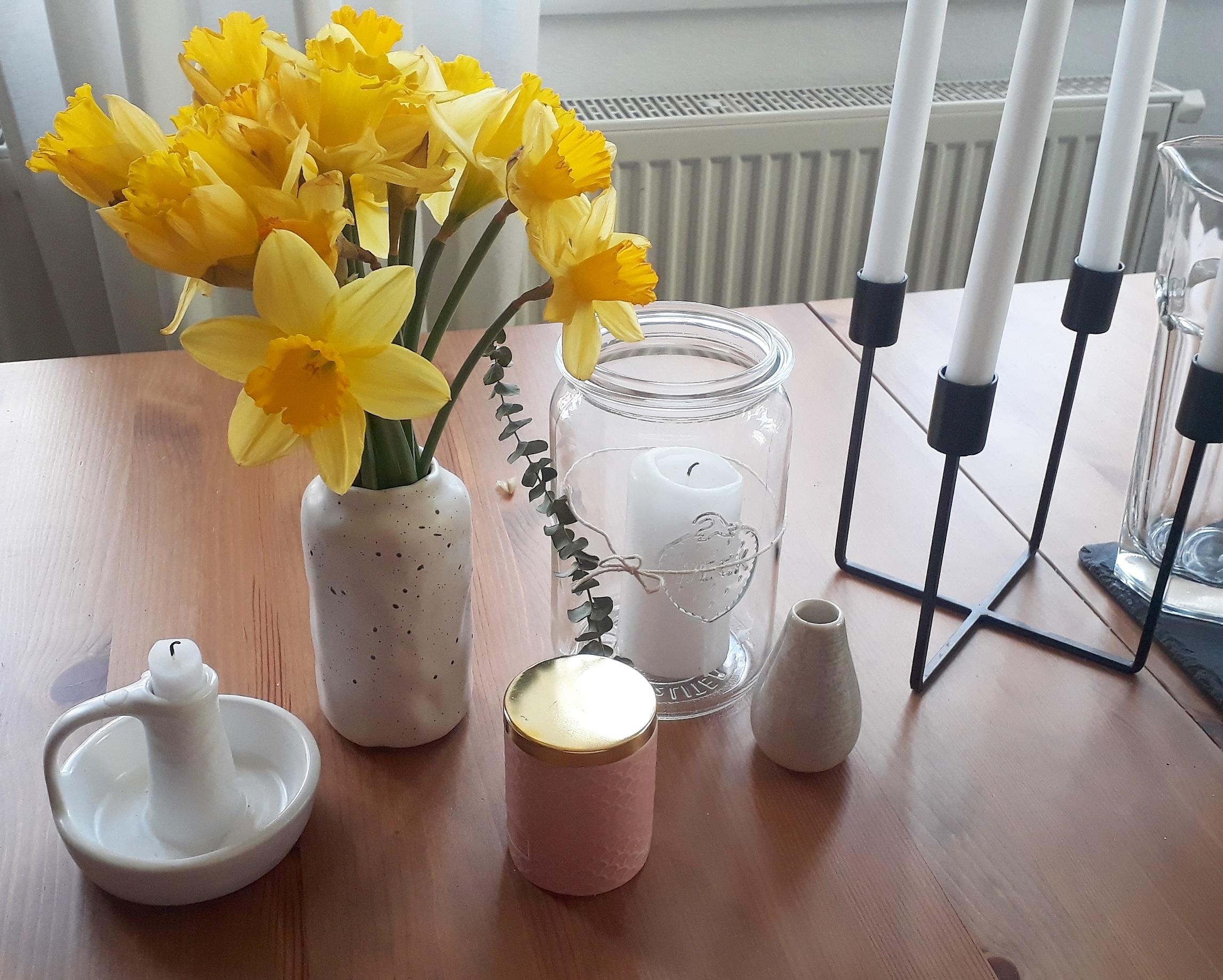 Vorfrühling im Wohnzimmer zu Beginn der #fastenzeit...#osterperspektive! 
#freshflowers #blumen #esszimmer