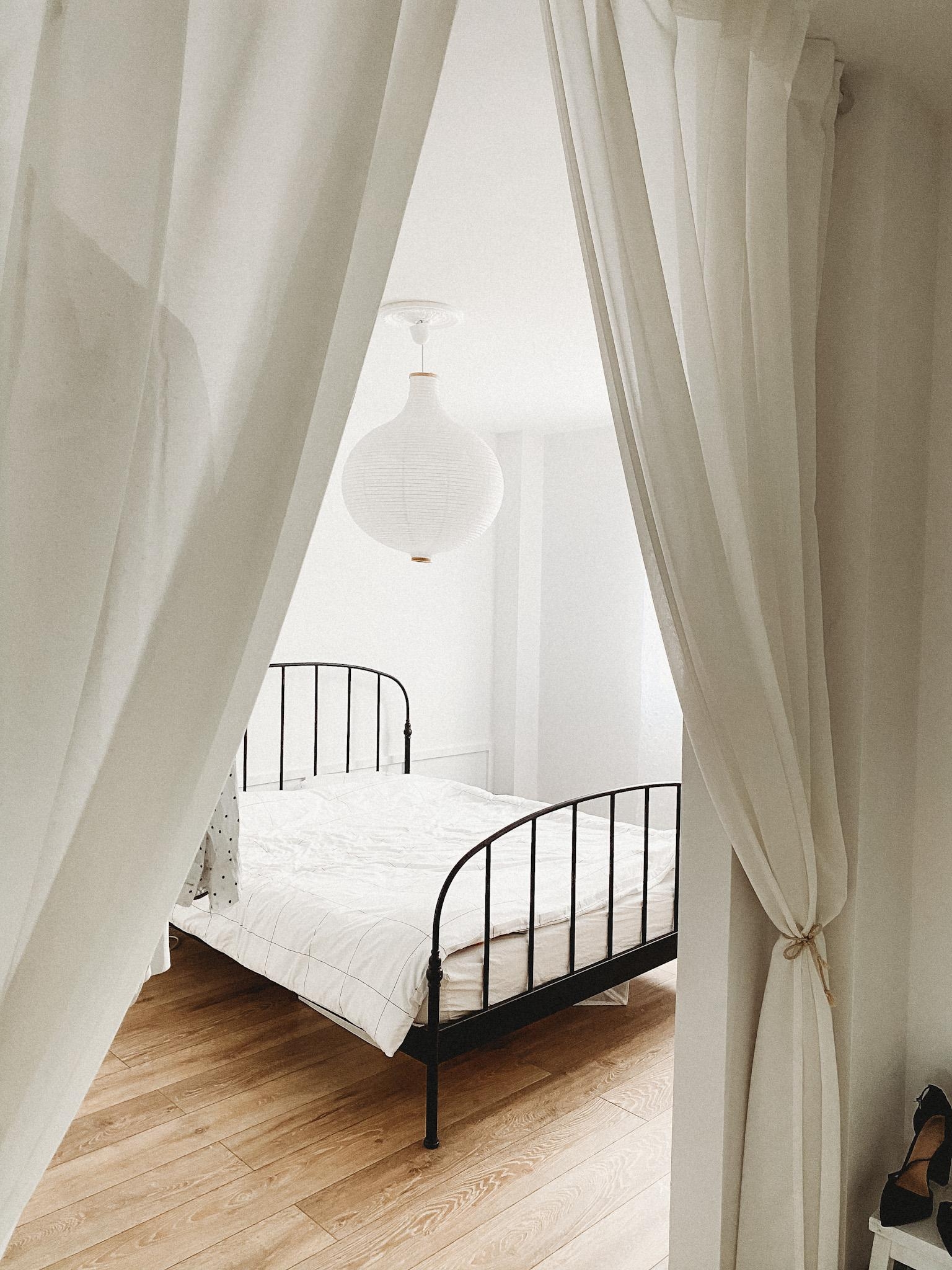 Vorhänge im Schlafzimmer als Raumtrenner. Inkl. DIY Raffhalter
#bedroom #couchstyle #diy #schlafzimmer