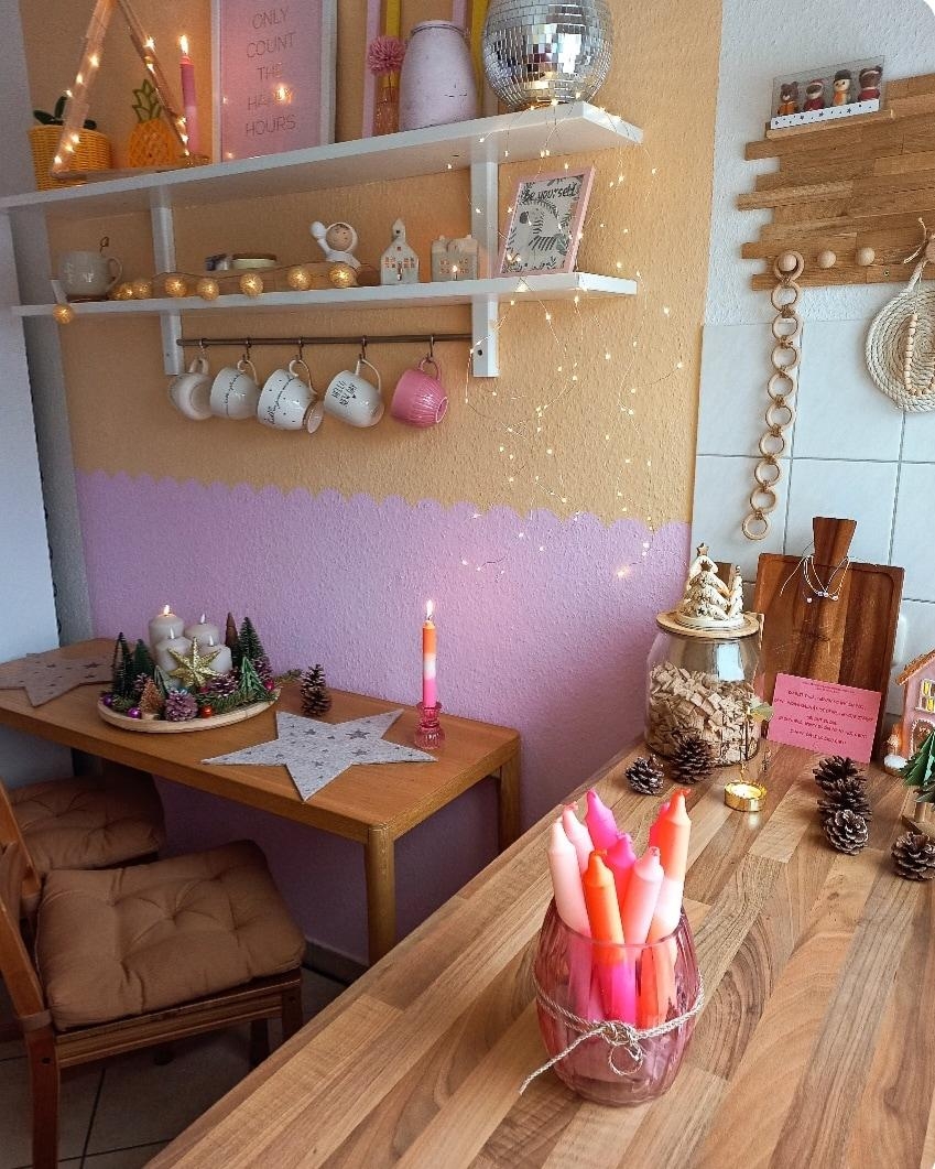 Vorweihnachsstimmung in meiner Küche ✨️ #weihnachtszeit #Küche #farbe #lichterketten #kerzen #hyggelig #colourfulkitchen #weihnachtsdeko #advent #pastelltöne 