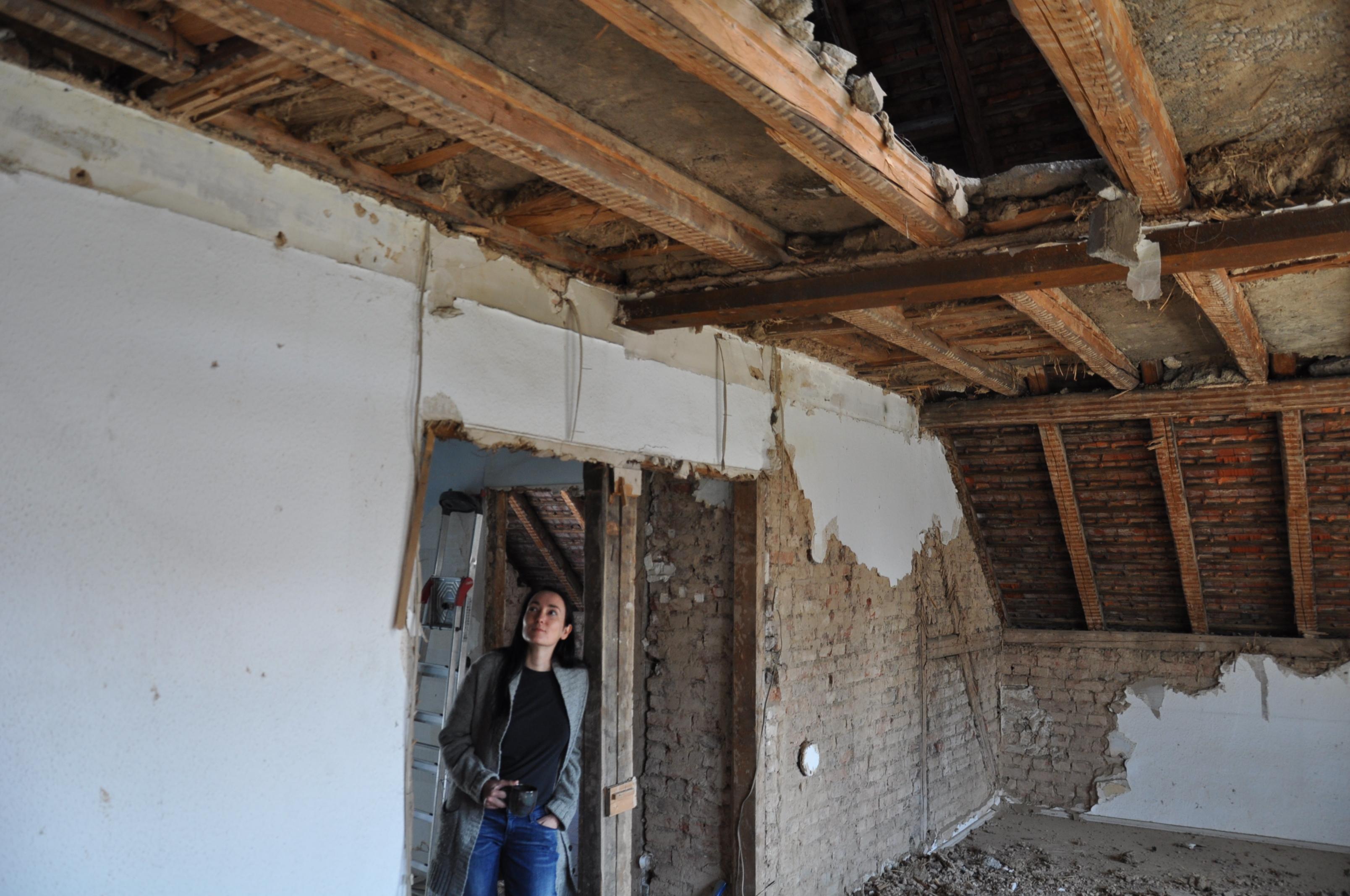 Während des Umbaus #dachausbau #kamin #wohnzimmer #loft #galerie ©Tatjana Adelt