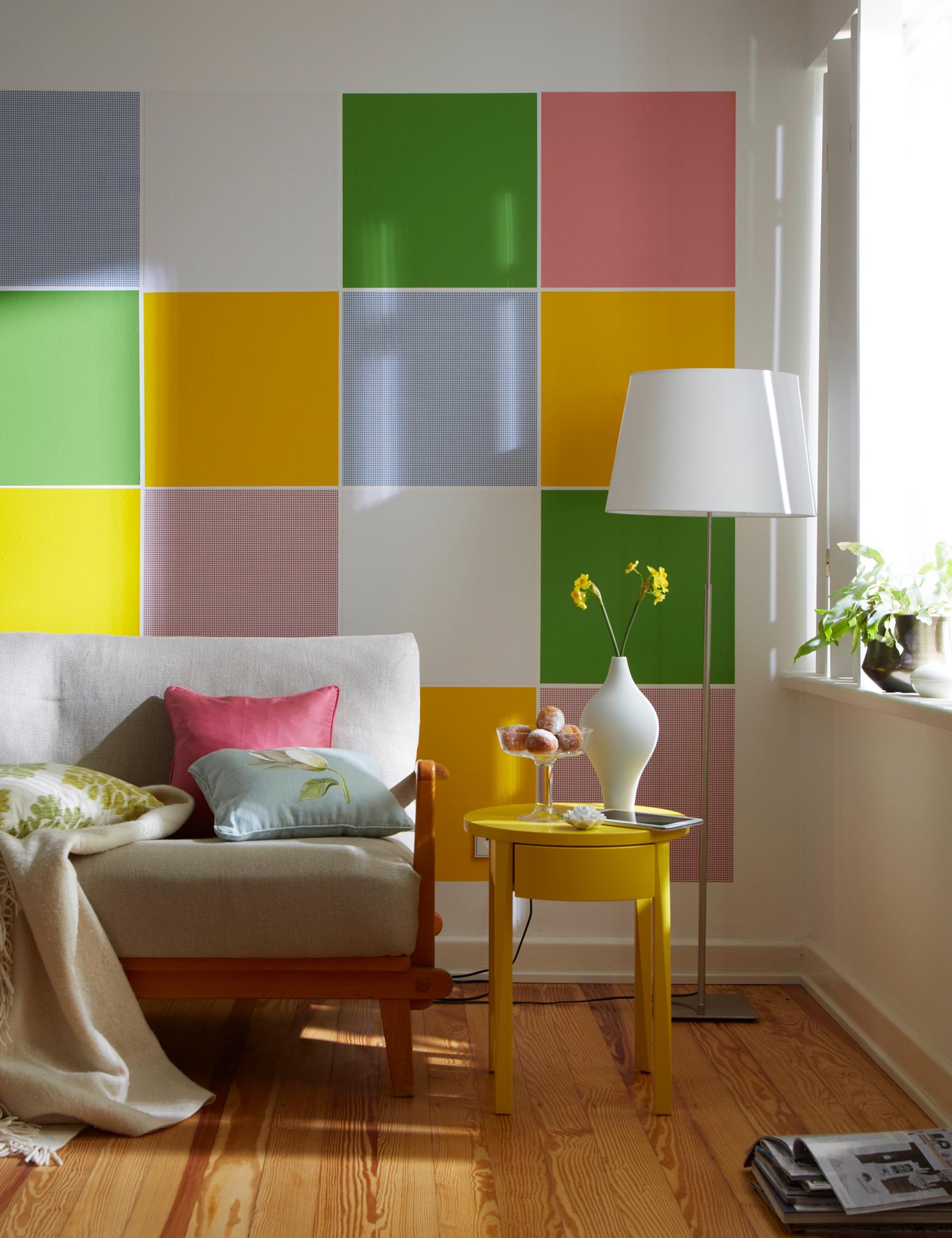 Wände mit Komplementärfarben gestalten #beistelltisch #wandfarbe #wandgestaltung #stehlampe #lampe #designwand #klebefolie ©Hornschuch/d-c-fix