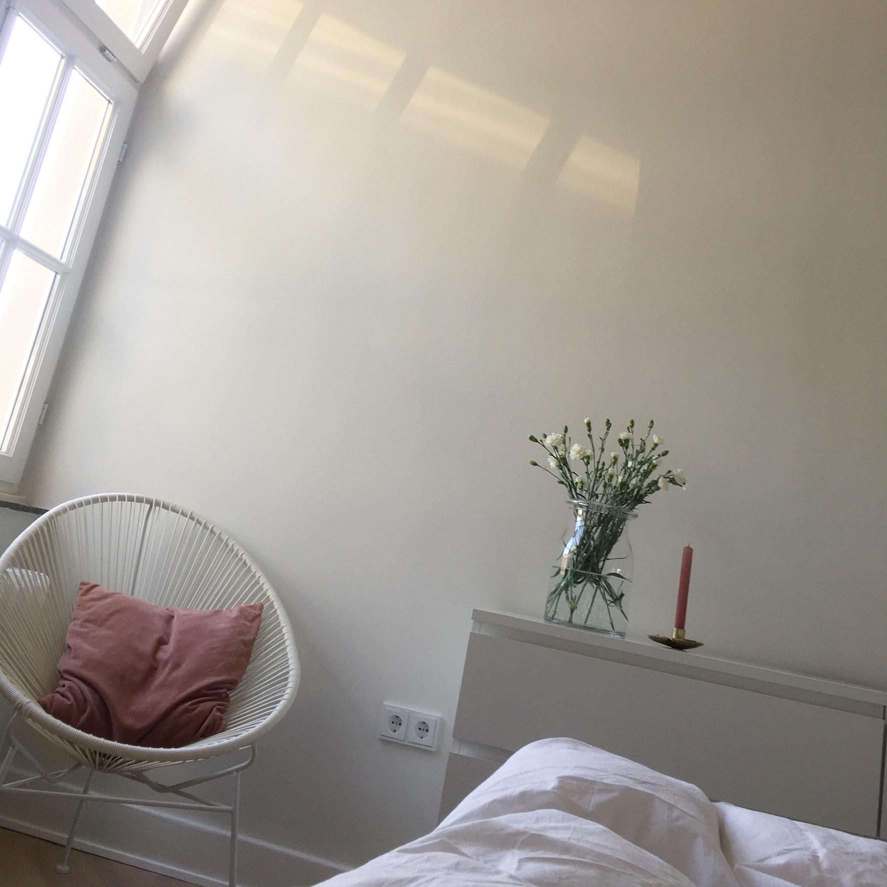 waking up to this every morning now #altbau #altbauliebe #schlafzimmerliebe 