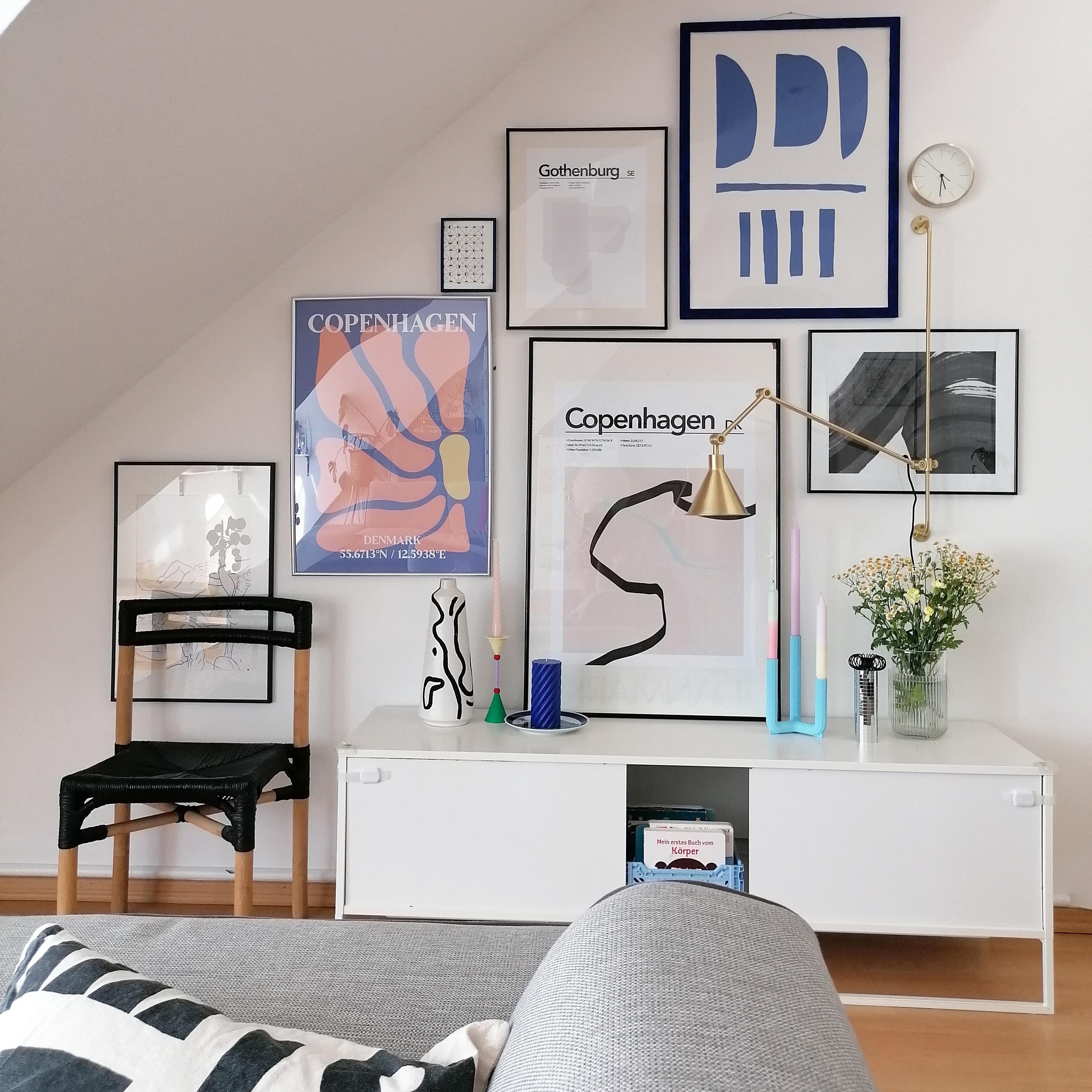 #walldecoration #wandgestaltung #livingroom #wohnzimmer #couchstyle #colourfulinterior #wallofart #posterwall #sofa