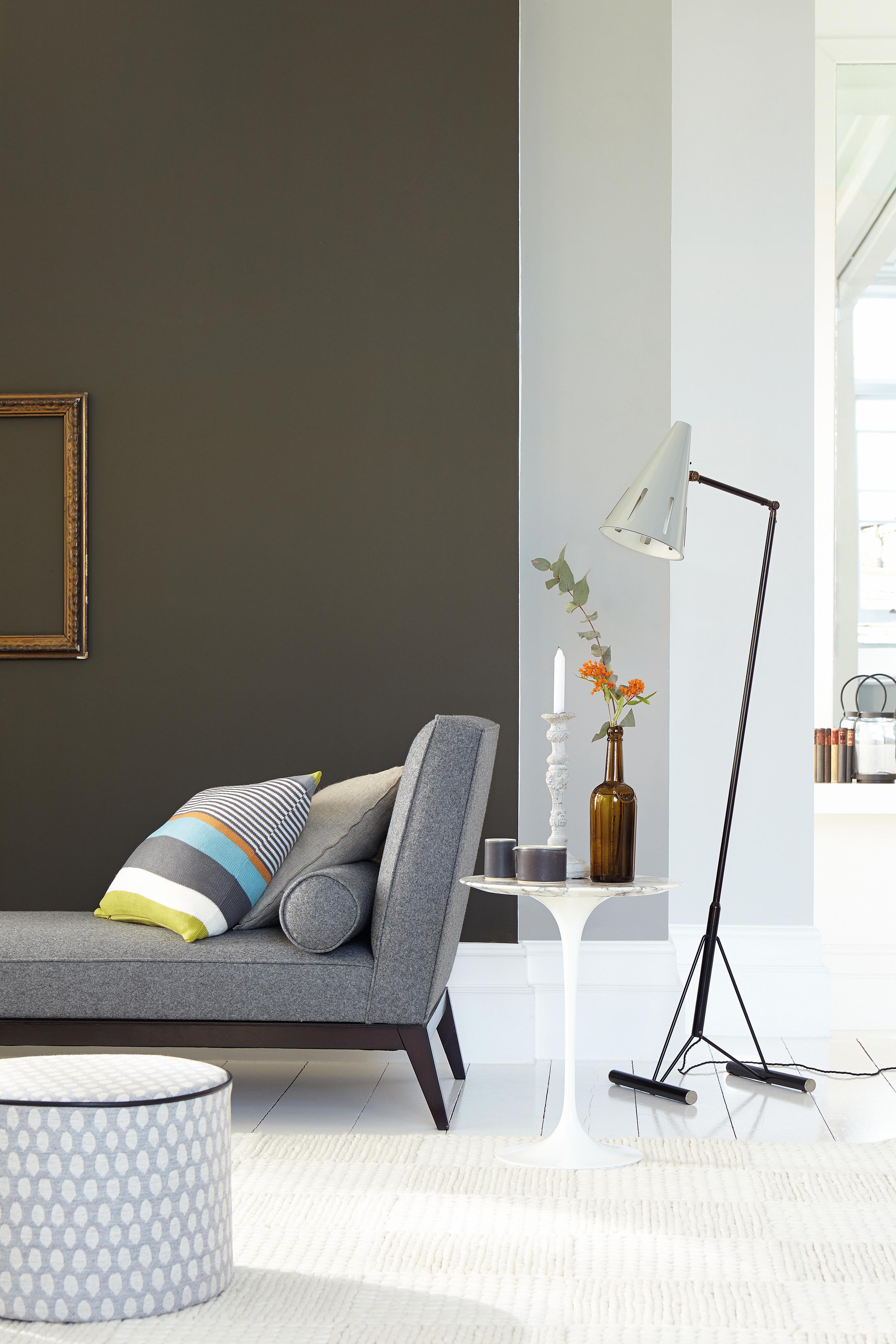 Wand und Sofa in Grau #wandfarbe #bilderrahmen #grauessofa #grauewandfarbe ©Little Greene