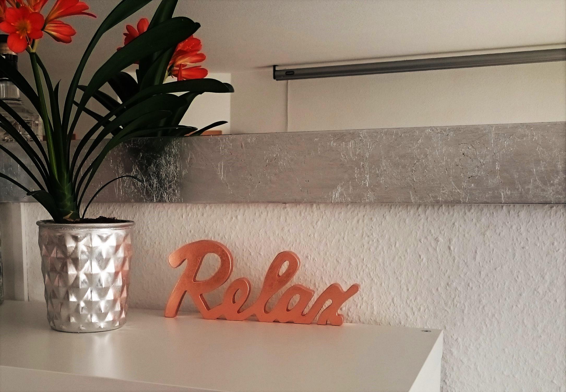 Wanddeko Schriftzug ``Relax``, veredelt mit Blattkupfer #wanddeko ©RPF_Design
