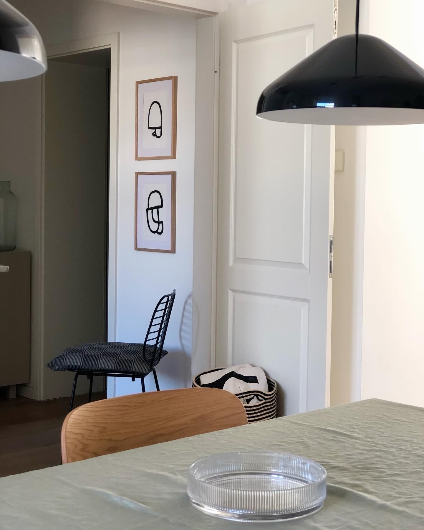 #wanddeko #wallart #bilderwand #bilder #flur #küche #lampe #hay #scandi #skandi #minimalismus #interior #couchstyle