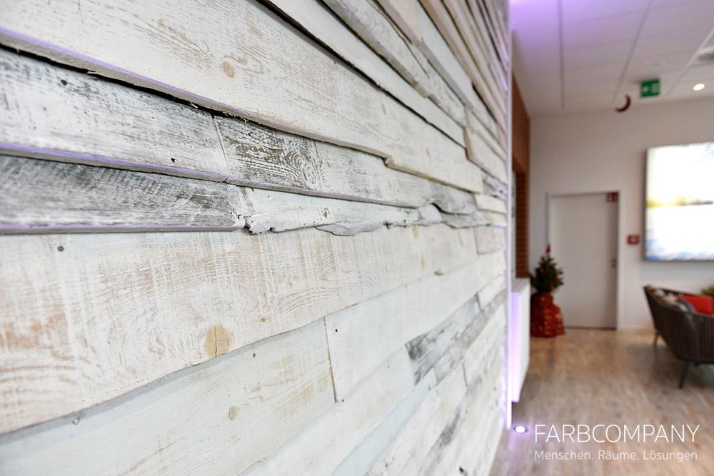 Wandgestaltung- Echtholzwand im Shabby Chic Look in Hannover #wandgestaltung #raumgestaltung #designwand ©Farbcompany