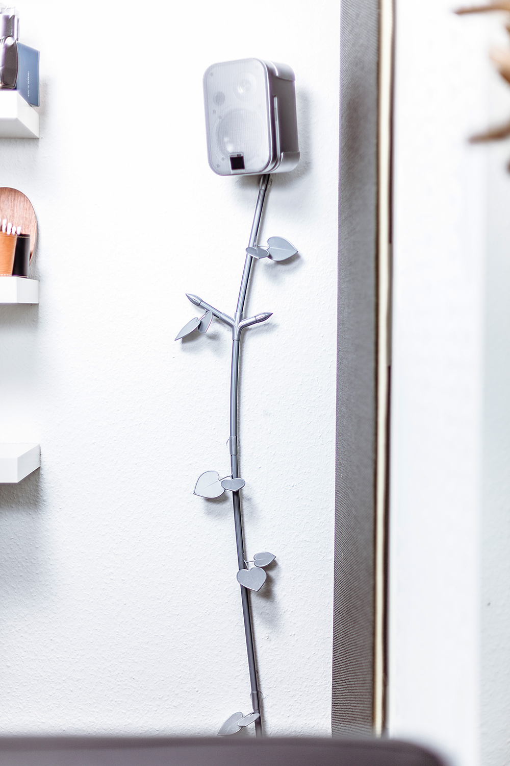 Wandlautsprecher und Kabelranke® in Silber #wohnzimmer #heimkino #kabelverkleidung ©cip