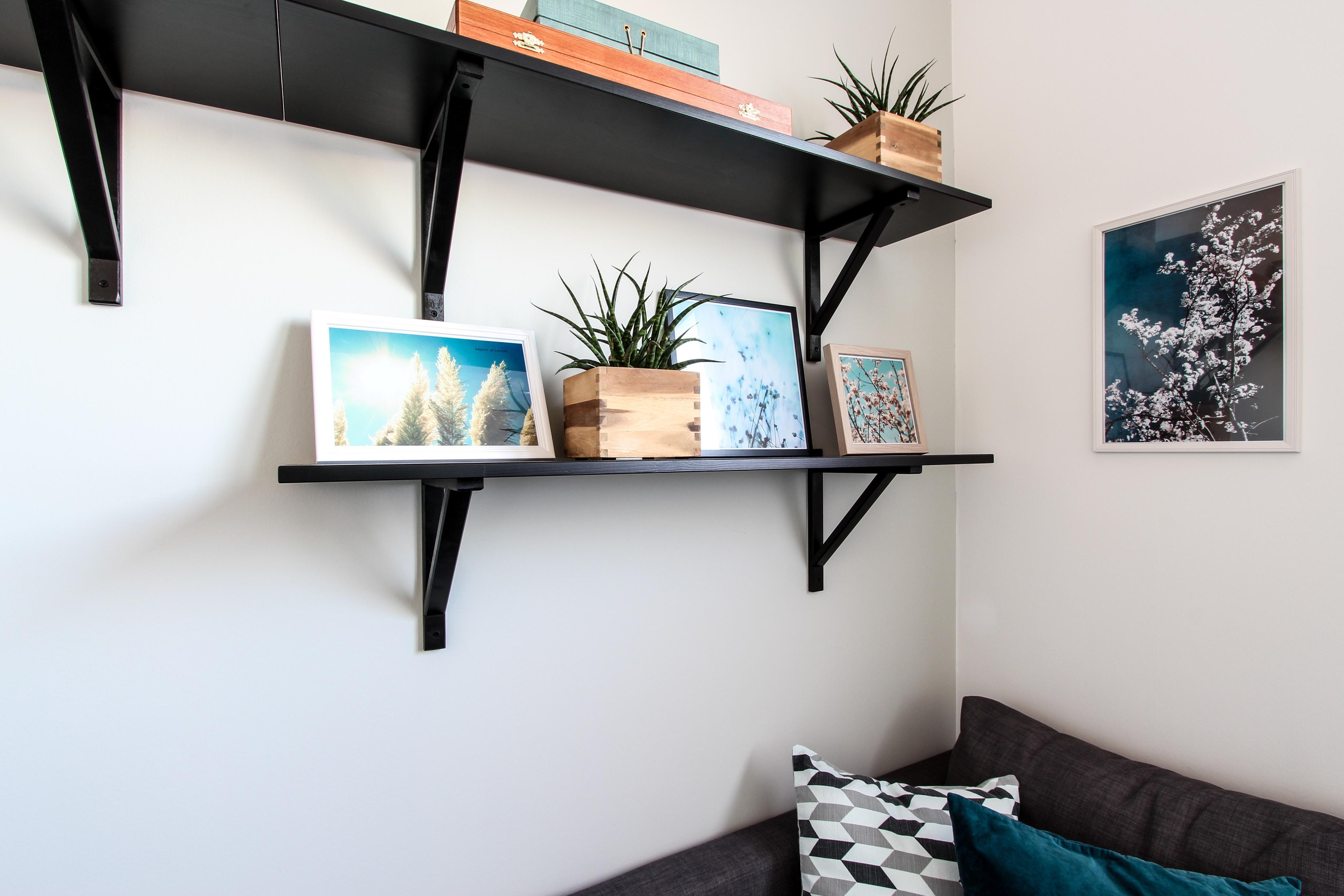 Wandregale: praktisch und dekorativ #gästezimmer #wandregal #bilder ©EXTRAVIEL office & home design