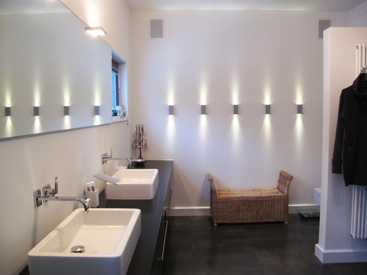 Wandstrahler im Badezimmer #waschtisch #badezimmerbank #badbeleuchtung ©scout for location