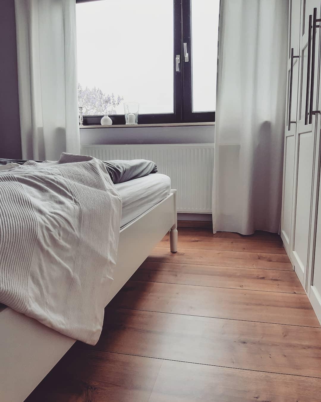 Warmer Laminatboden und helle Möbel und Vorhänge...unser #schlafzimmer 🖤 #laminat #bedroom #gemütlich #bett #decke