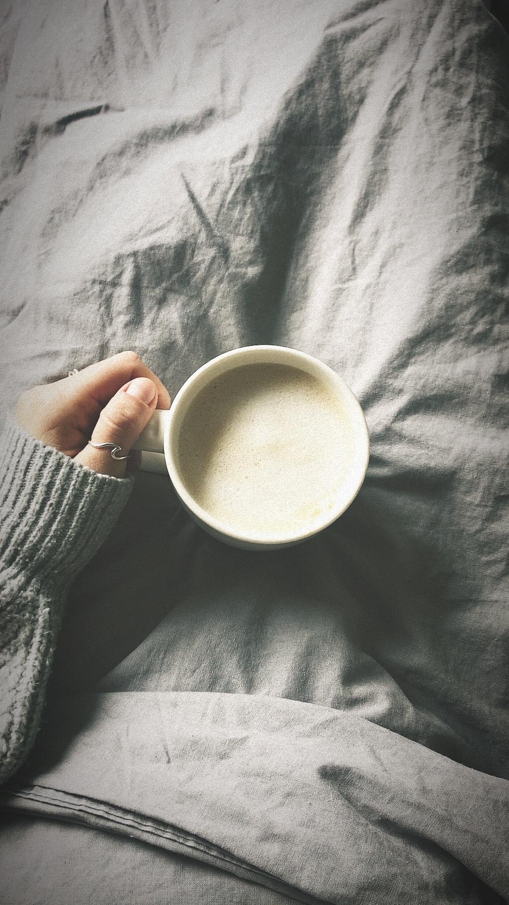 Was bei dem Wetter hilft? Kaffee im Bett. 🧘🏼‍♀️