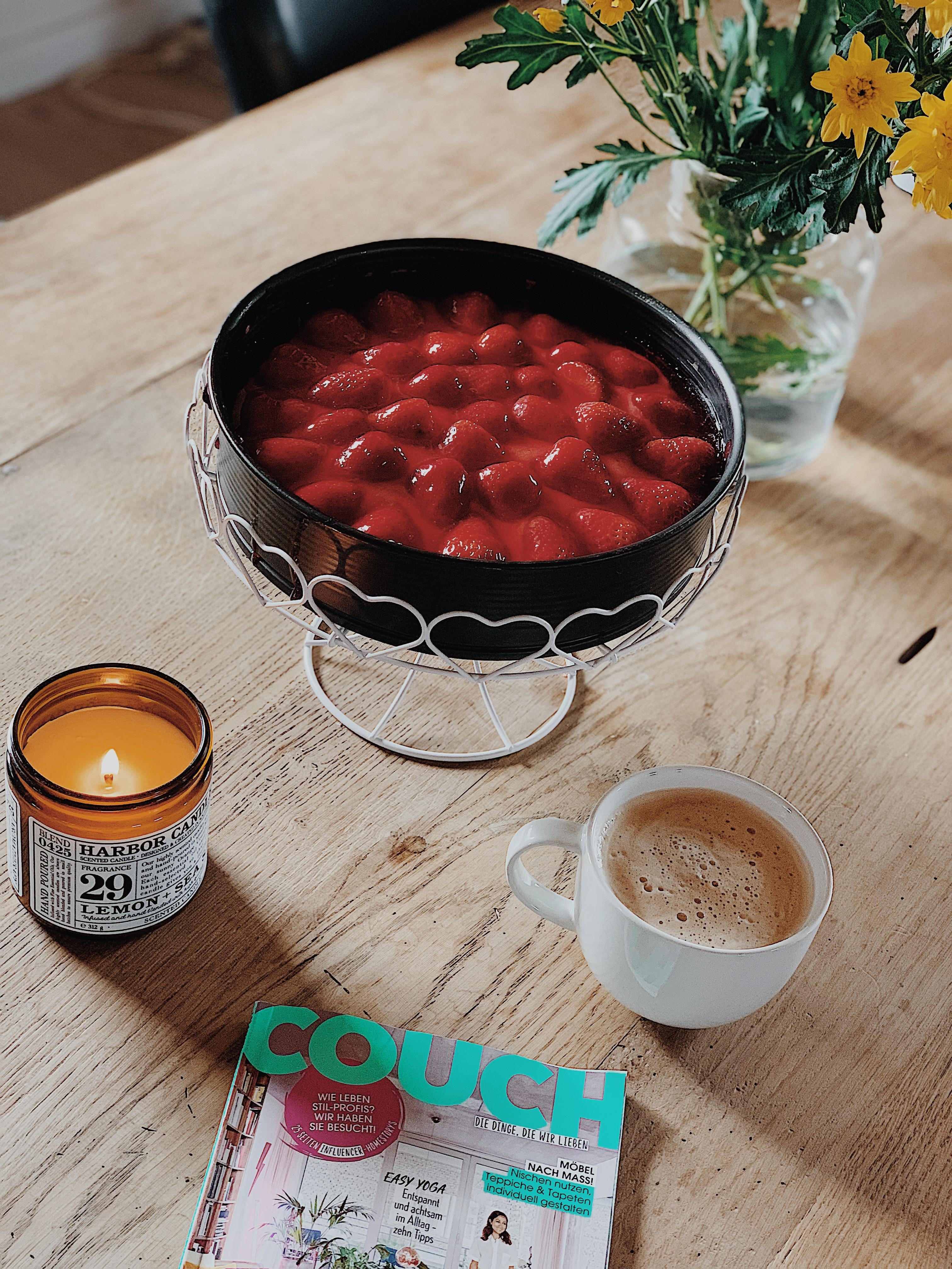 Was gibt es besseres als die neue #Couch Ausgabe und eine Erdbeertorte?😍🍓 #erdbeertorte #kuchenliebe #samstag
