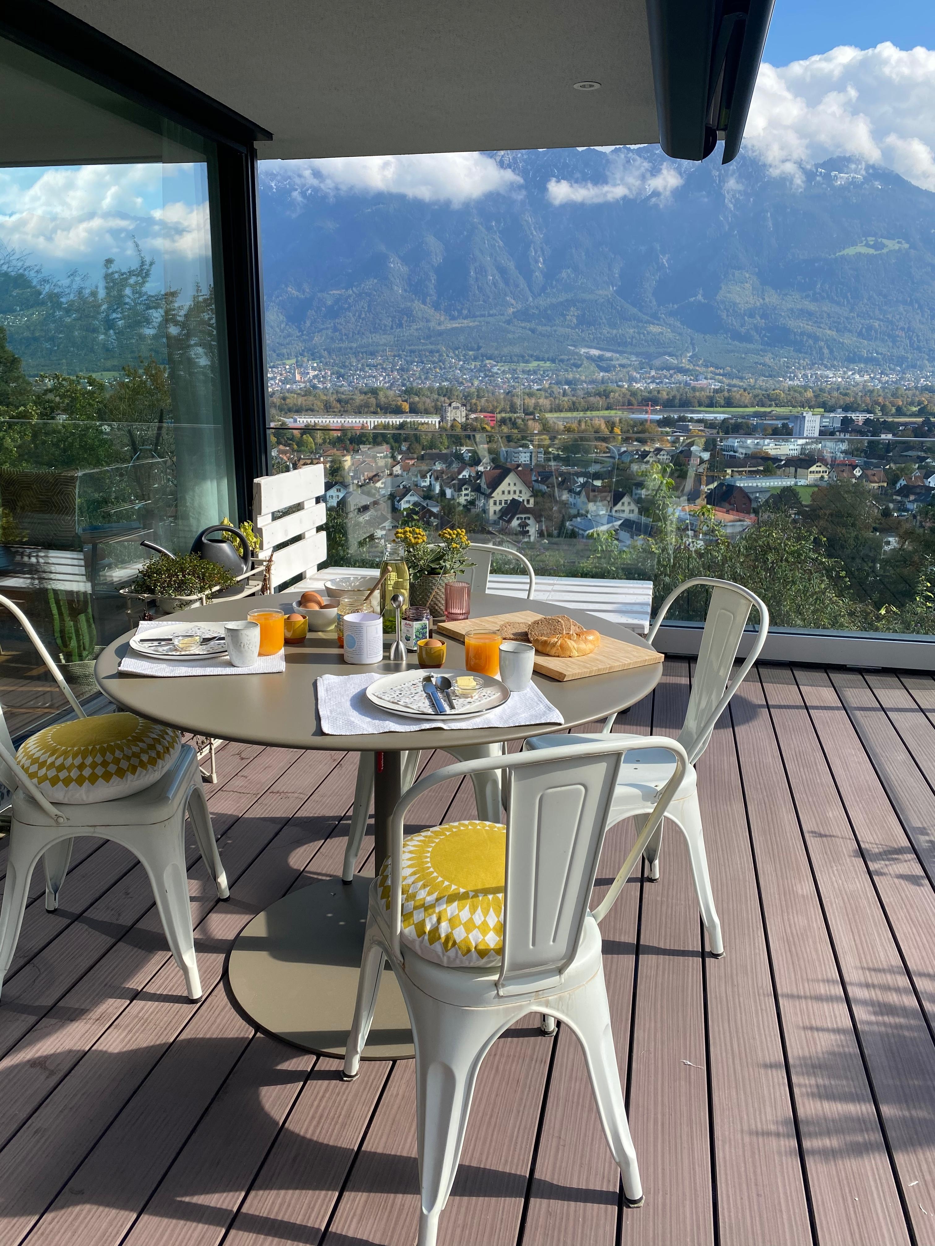 Was gibt es besseres als zu brunchen in der Herbstsonne? #terrasse #alpen #fatboy