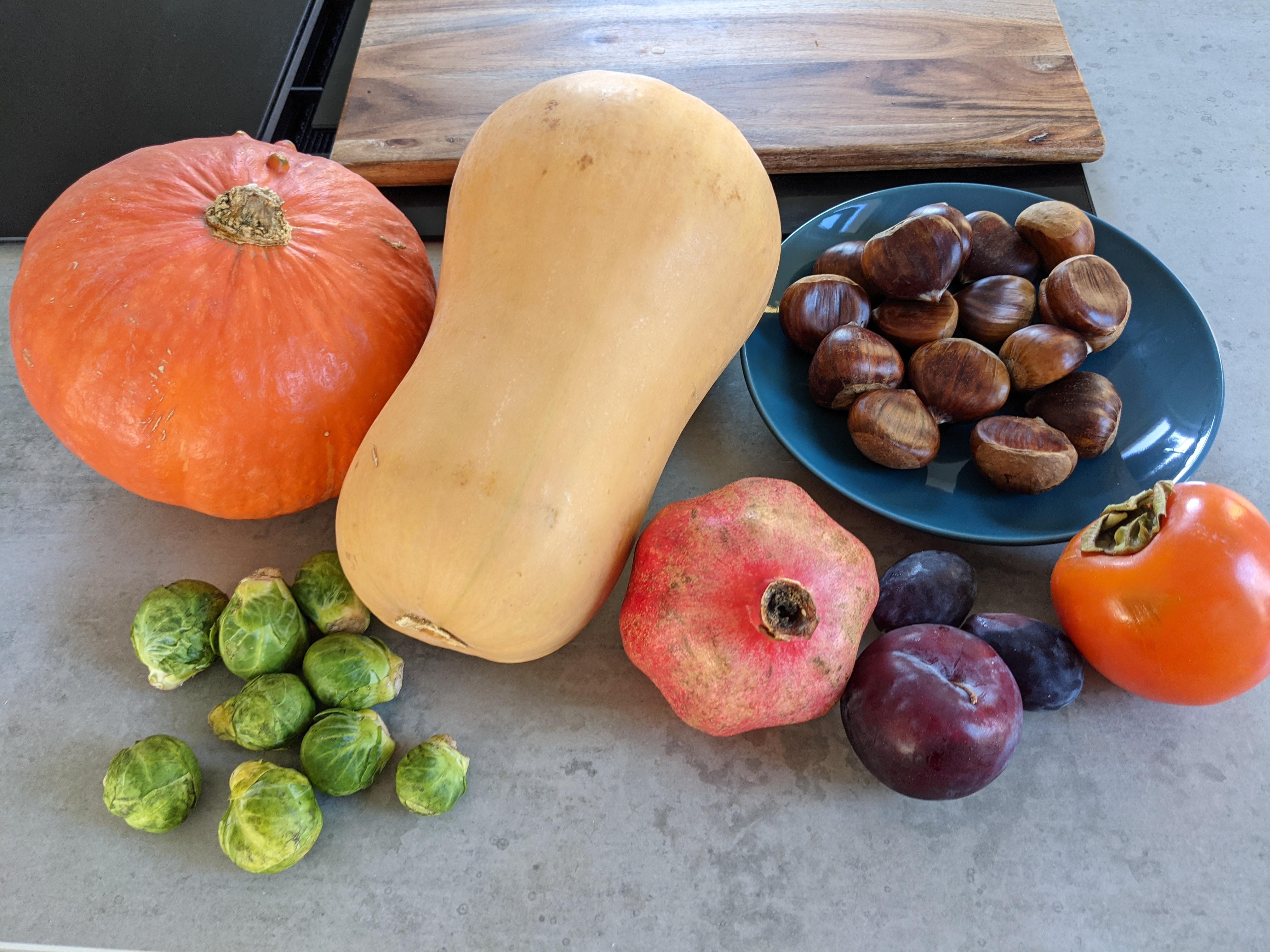 Was ich an den Herbst so liebe ist die bunte Vielfalt an Obst und Gemüse. #herbst #kürbis #rosenkohl #granatapfel #kaki