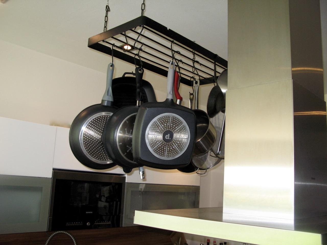 Was ich in unserer Küche sehr mag, ist das abgehängte Metall-Rack, an dem unsere Koch-Utensilien Platz finden.
#küche