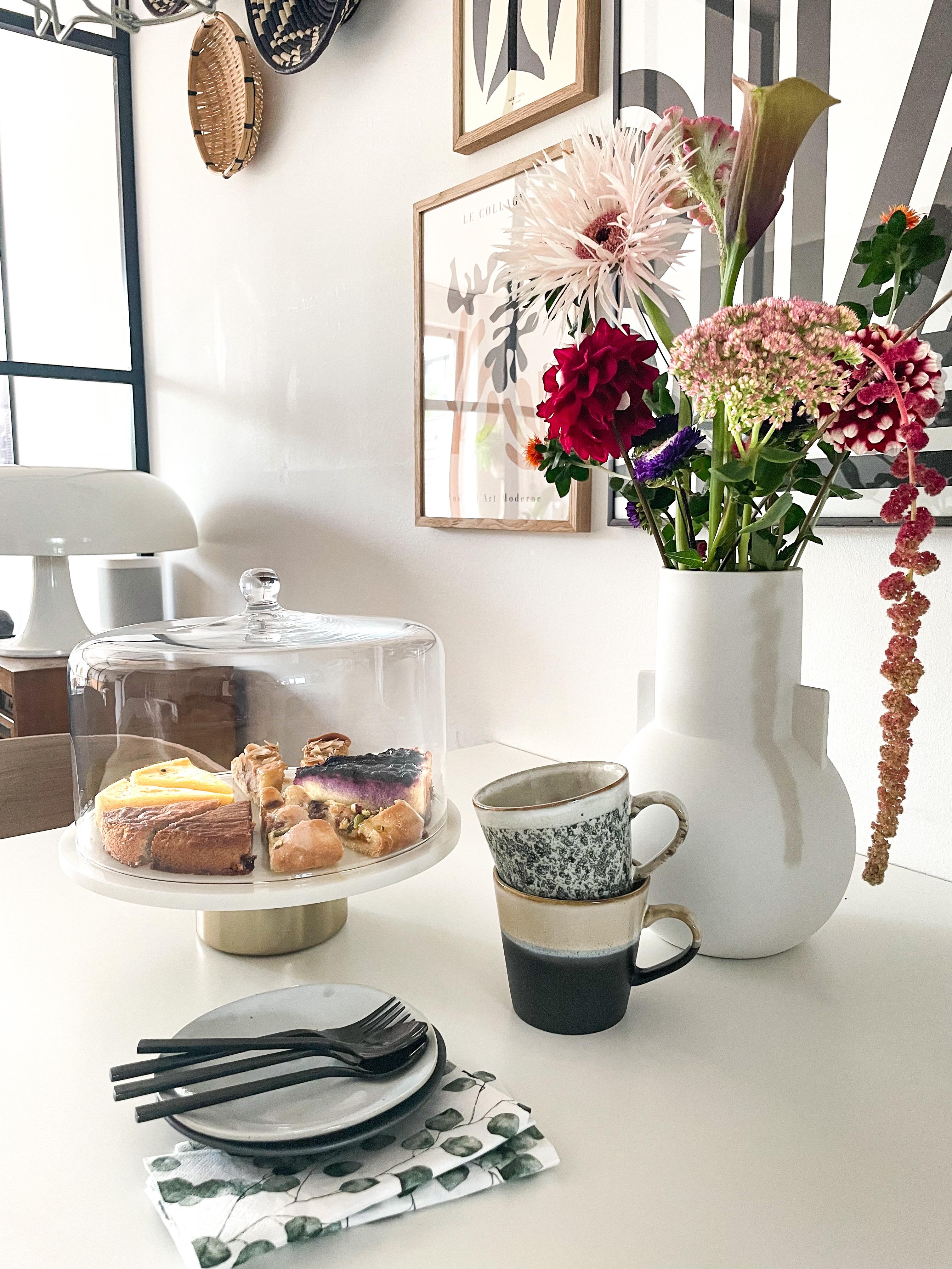 Was soll ich sagen ... Genuss am Nachmittag!

#Kaffee #Blumen #Blumenvase #Kuchen