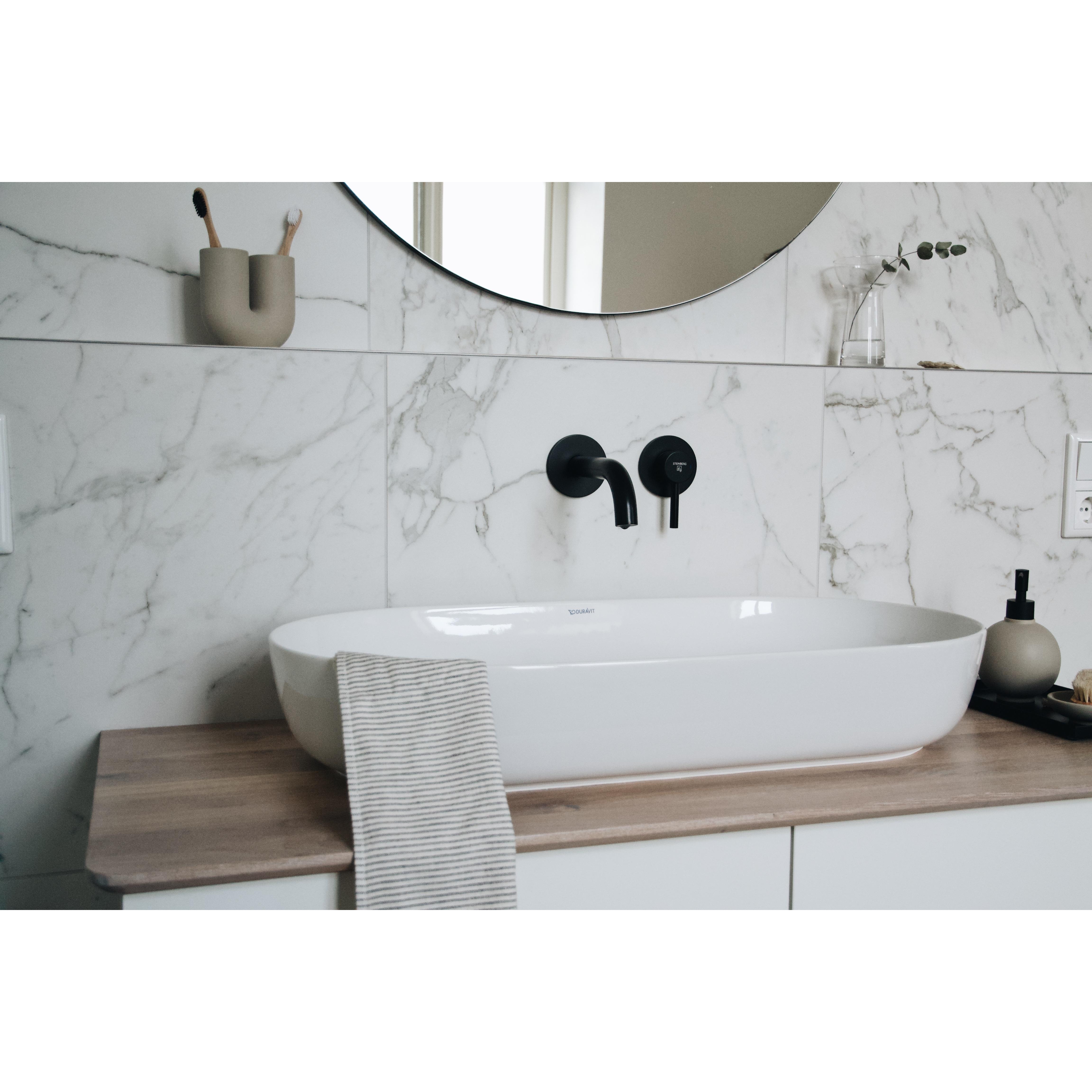 Waschtisch mit Echtholzplatte #DIY #neuhier #marmor #schwarzearmaturen #altbau #altbauliebe #badezimmer #badezimmerdeko