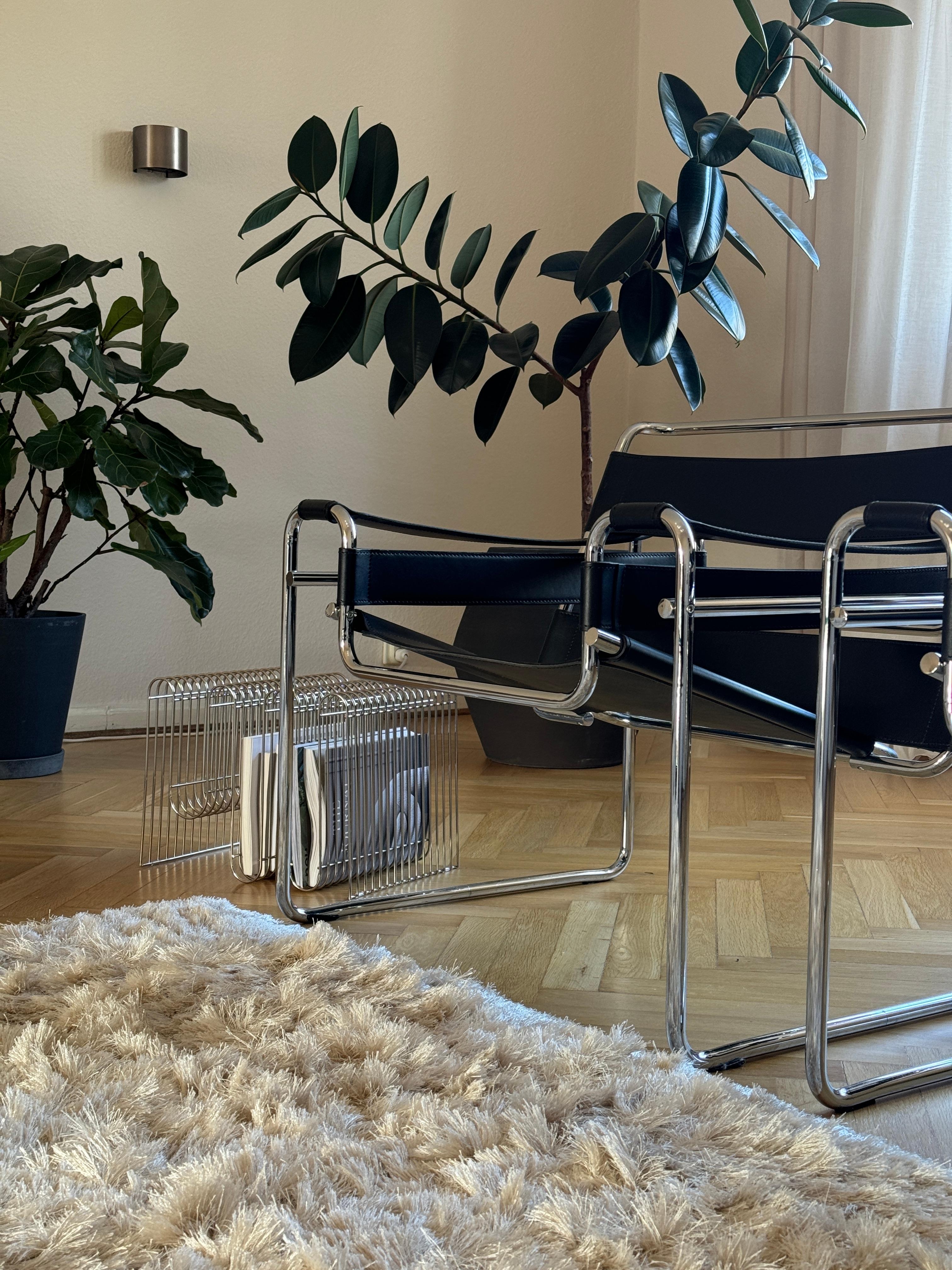 #wassilychair #livingroom #livingwithplants #magazinholder #wirecube #carpet