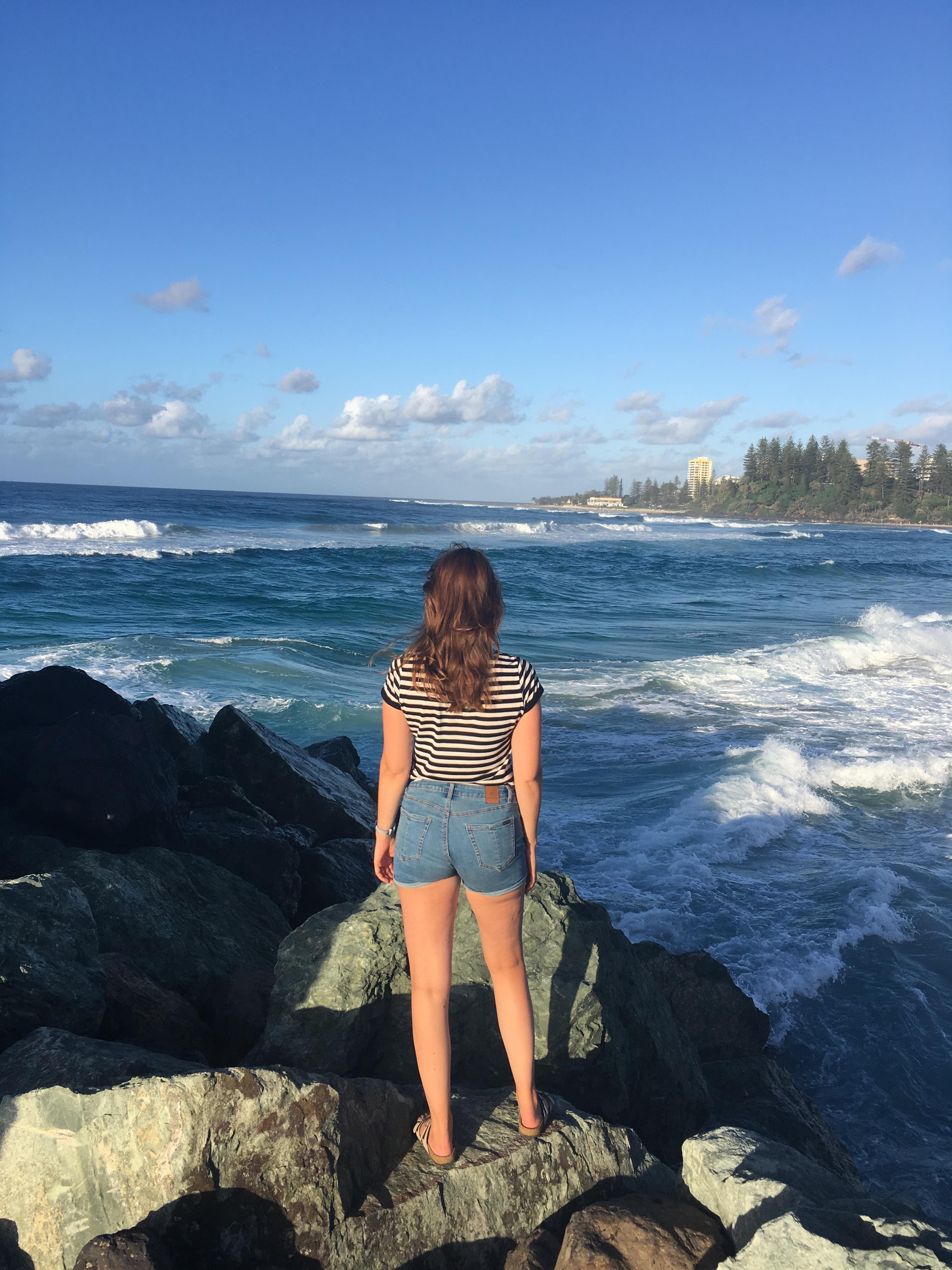 Wavewatching an der Gold Coast 🌊☀️ #summer #ootd #schwarzweiß #streifen #highwaist #jeans #shorts #reisen #australien 