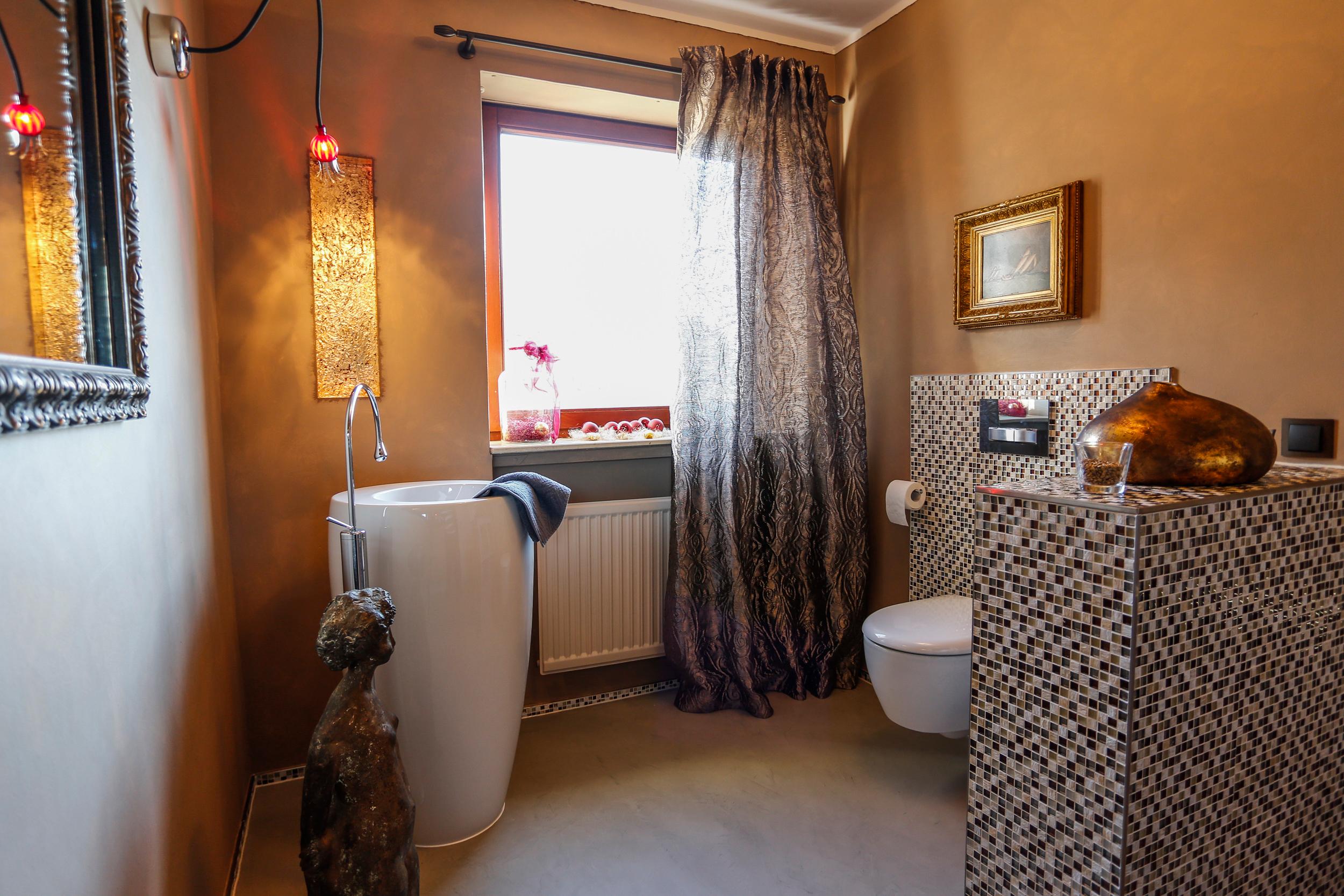 WC de luxe #badewanne #trennwand #blattgold ©triXi kreative Räume