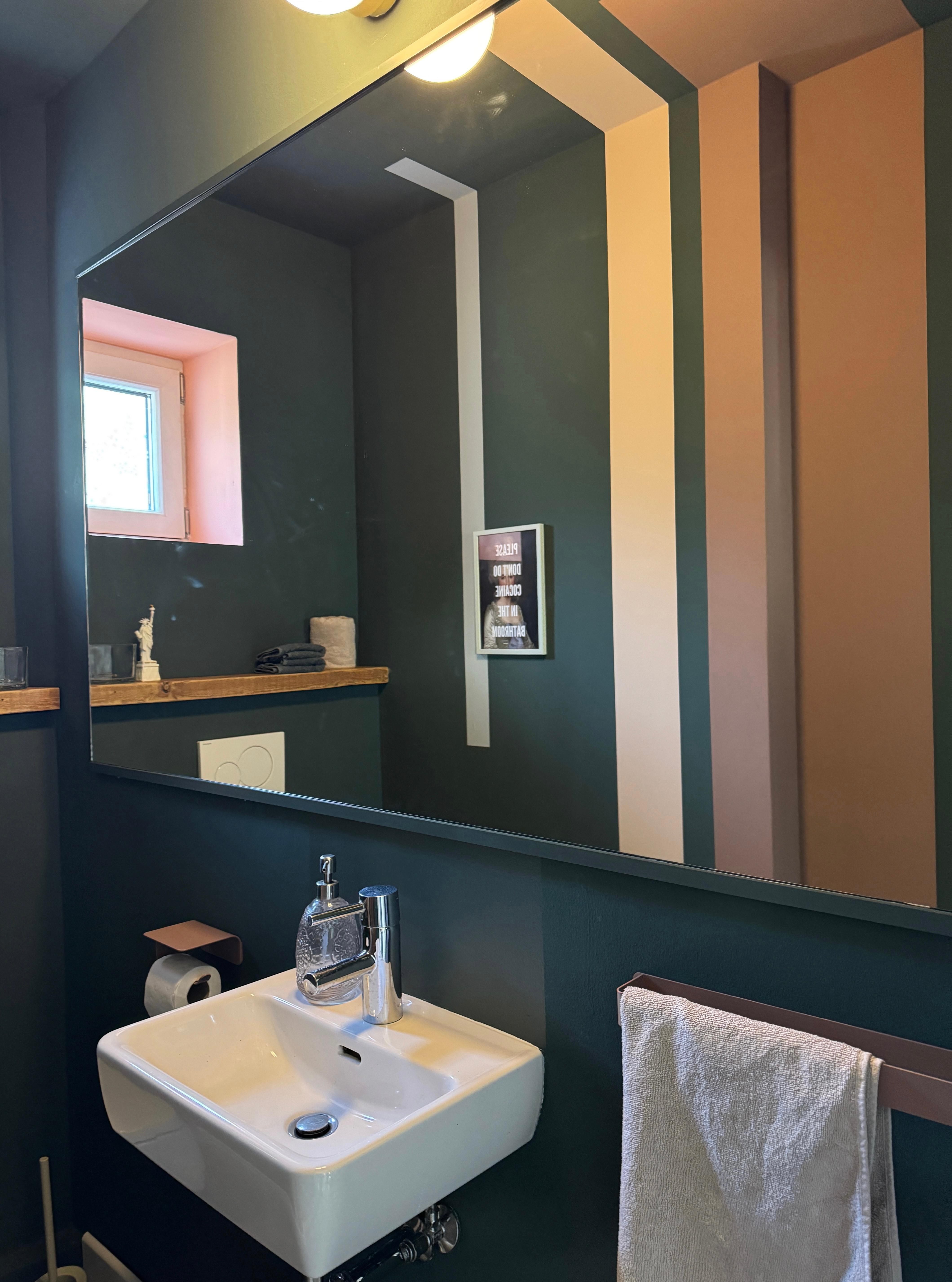 #wc #gästewc #spiegel #dunkelgrün #bad #badezimmer #gestaltung #kontrast 