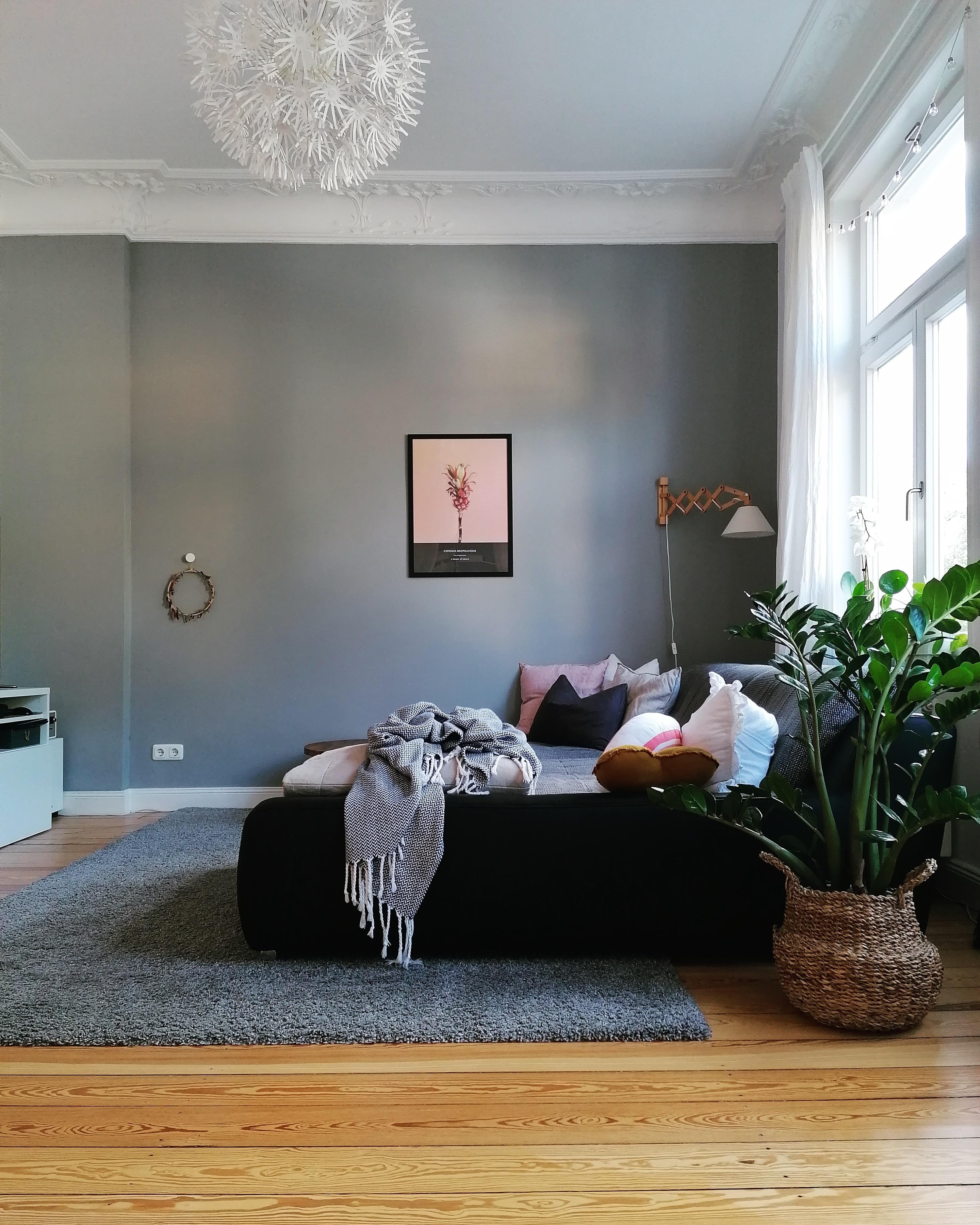 Weekend vibes #wohnzimmer #couch #bild #altbau #altbauliebe 