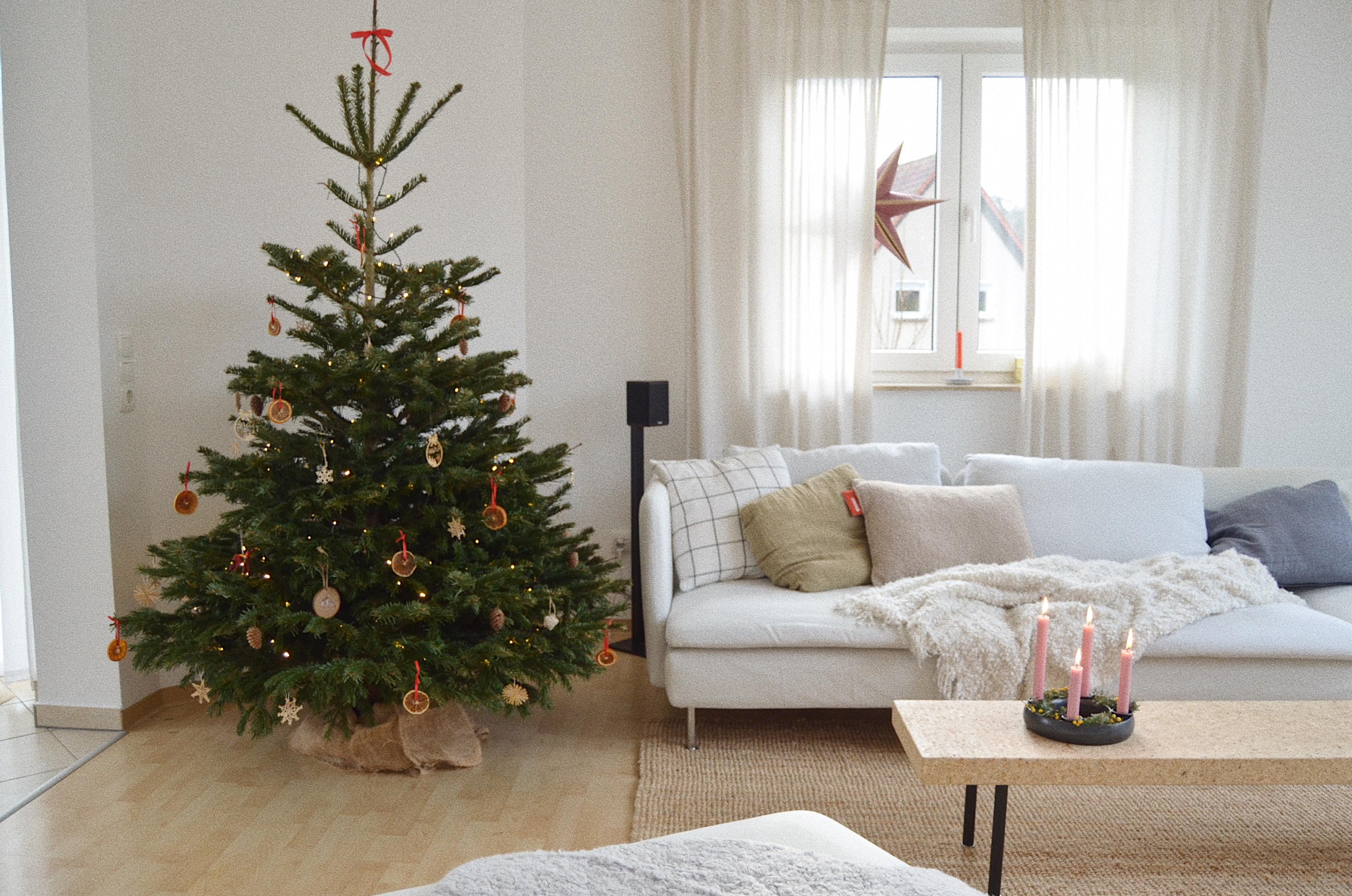 Weihnachten 2024. 🎄🌟 #weihnachtsbaum #interior #christmas #weihnachten #couch #livingroom #wohnzimmer #ikea #söderhamn #lohals #teppich #cozy #adventskalender