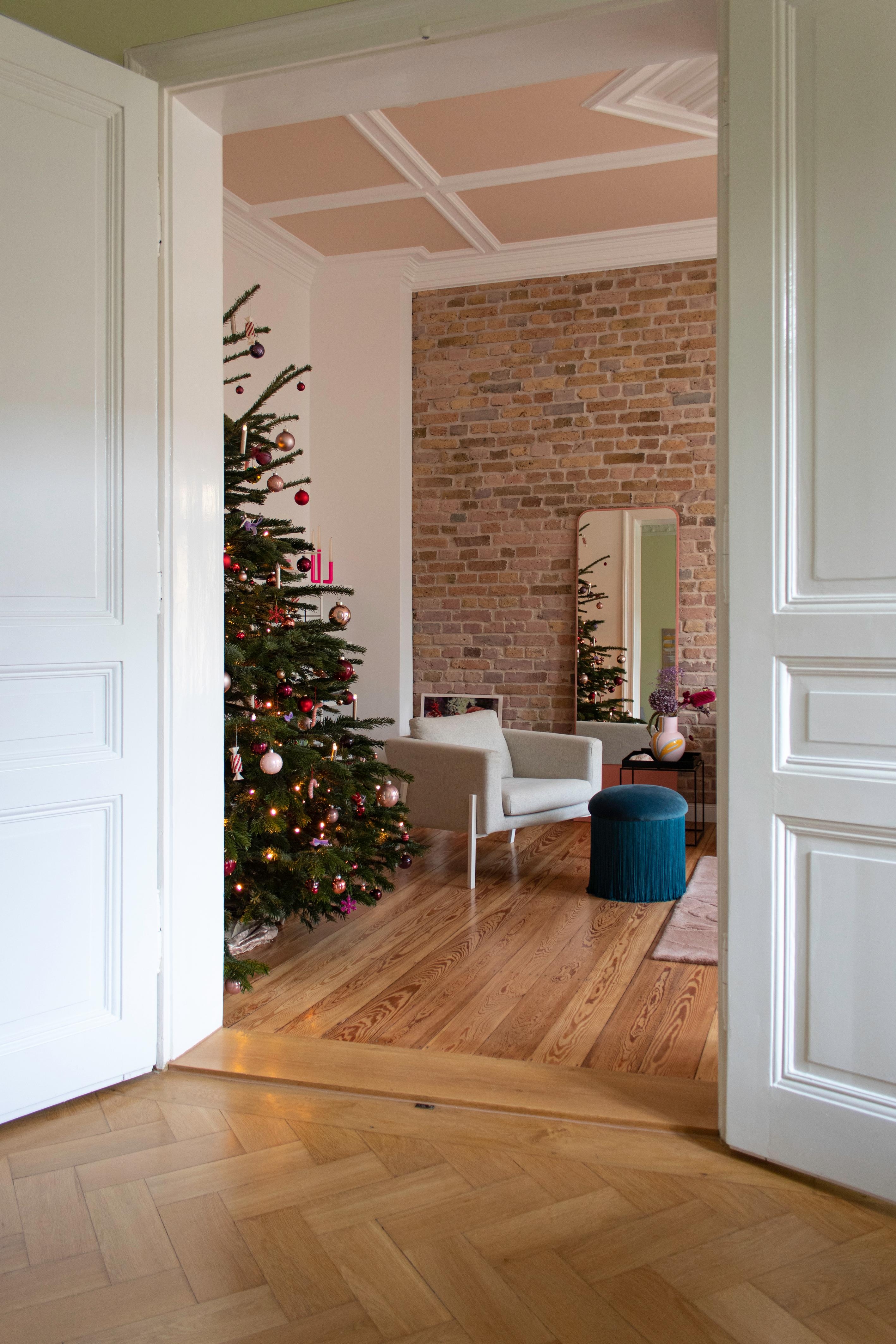 #Weihnachten #Advent #Couchliebt #Weihnachtsbaum #Rosa #Altbau #Wohnzimmer #farbenfroh #Rosa