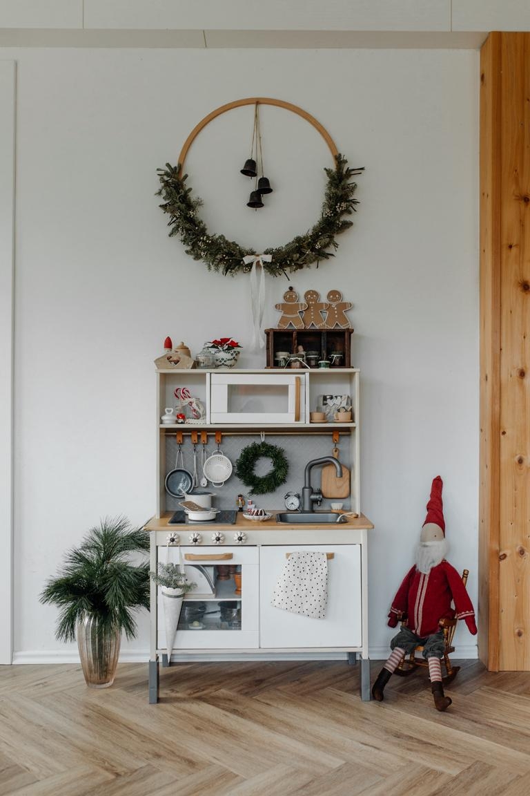 #weihnachten auch in der #spielküche :) Mit einem Kranz, #lebkuchenmännchen aus Pappe und vielen anderen Kleinigkeiten :) #couchliebt #weihnachtsdeko #diy #kinderdiy