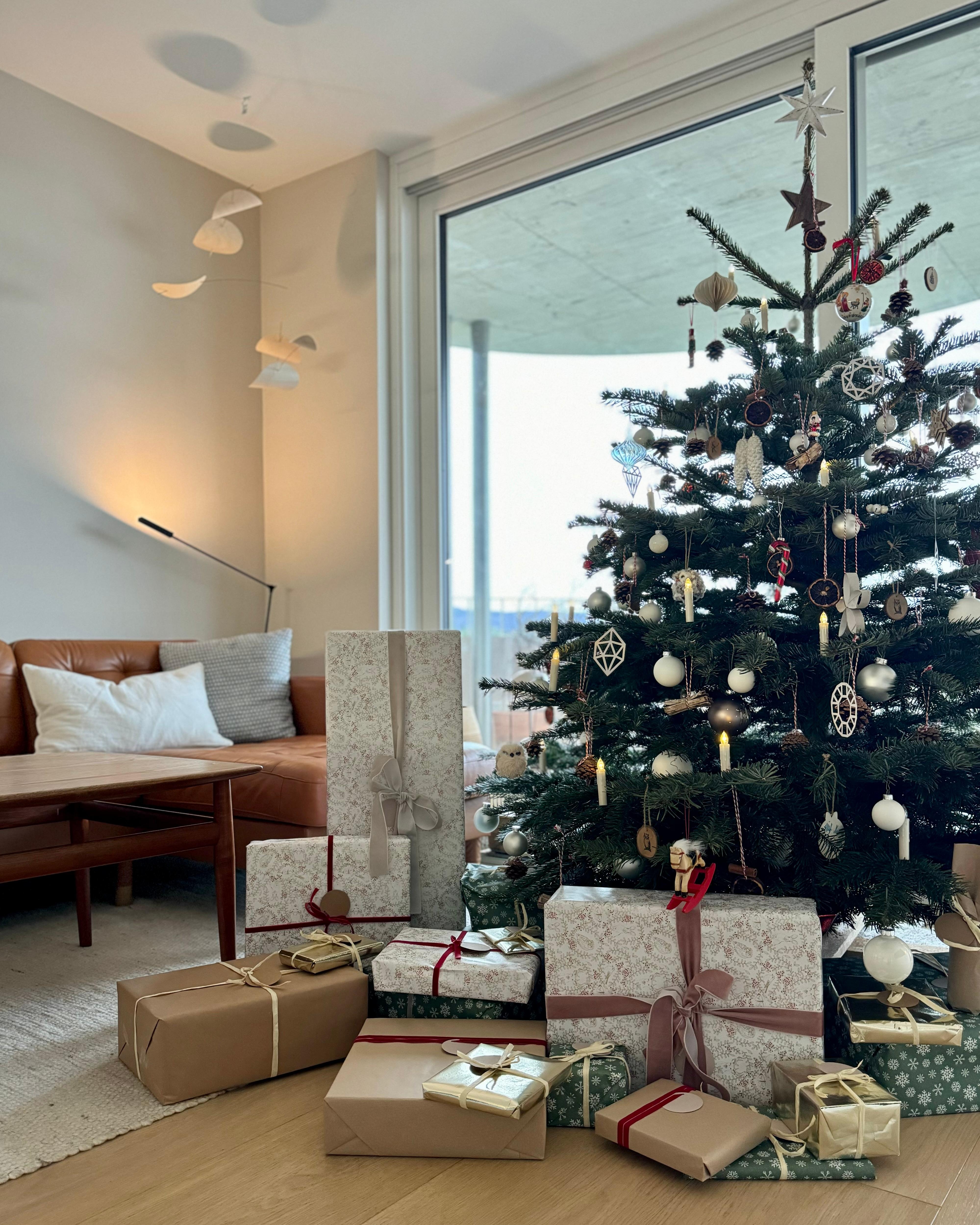 #weihnachten #christbaum #weihnachtsbaum #geschenke #wohnzimmer