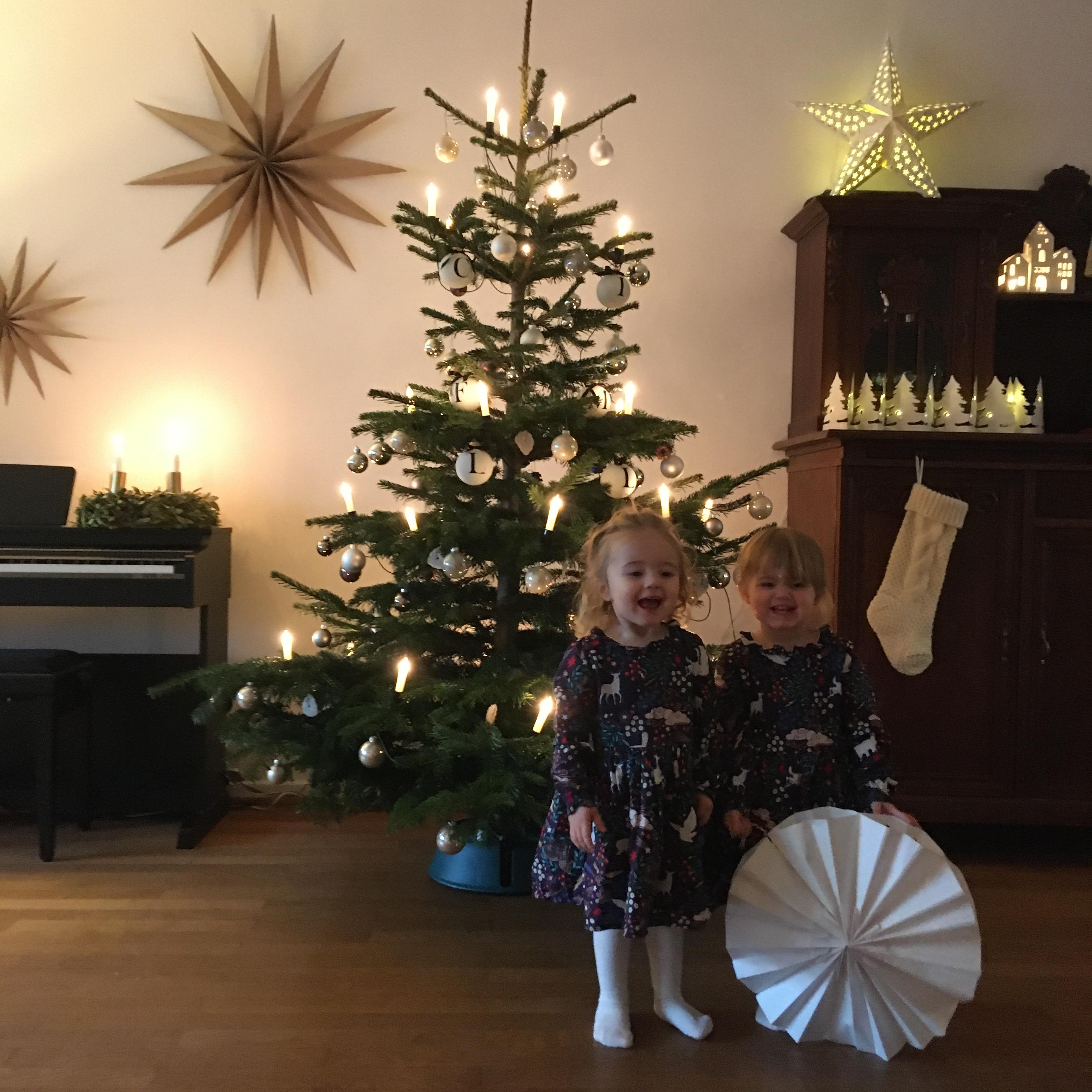 #weihnachten #fröhlicheweihnachten #weihnachtsbaum #zwillinge #hyggehome #wohnzimmer #weihnachtlich