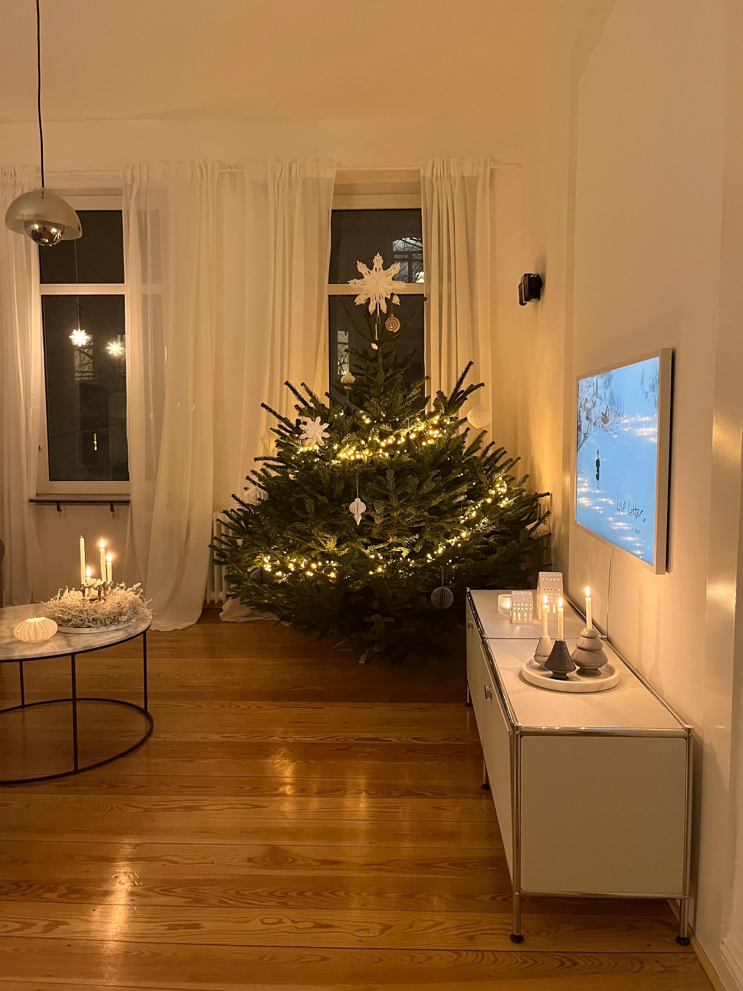 Weihnachten im Wohnzimmer 🎅🏻✨ #wohnzimmer #weihnachten #weihnachtsbaum #skandinavischwohnen #minimalismus 
