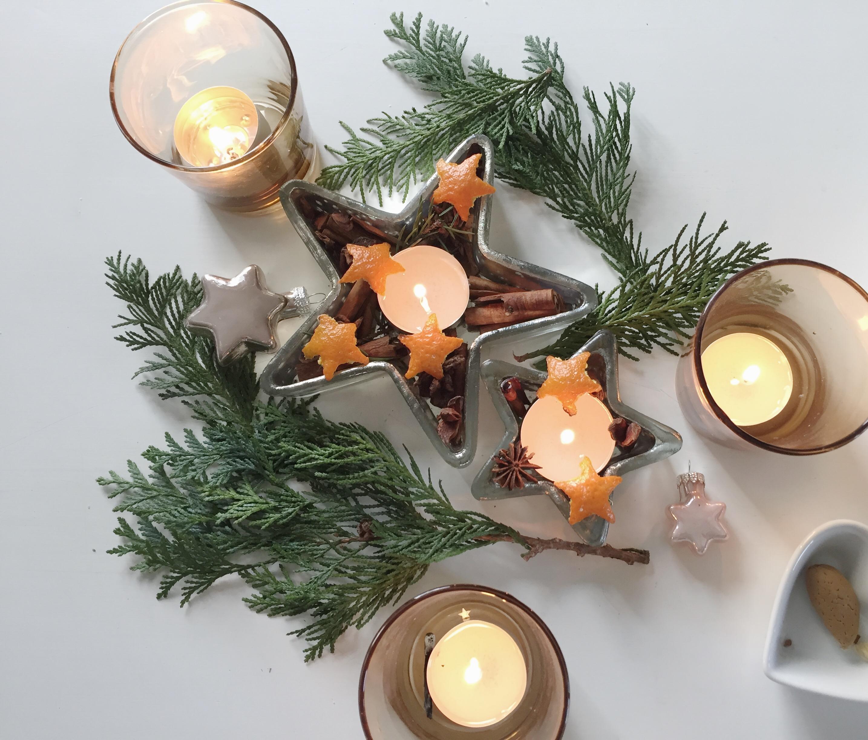 Weihnachten ist Tannenbaum, Orangen und Zimt Duft, Leuchte und Gemütlichkeit.. #weihnachten #diy #weihnachtstisch #deko 