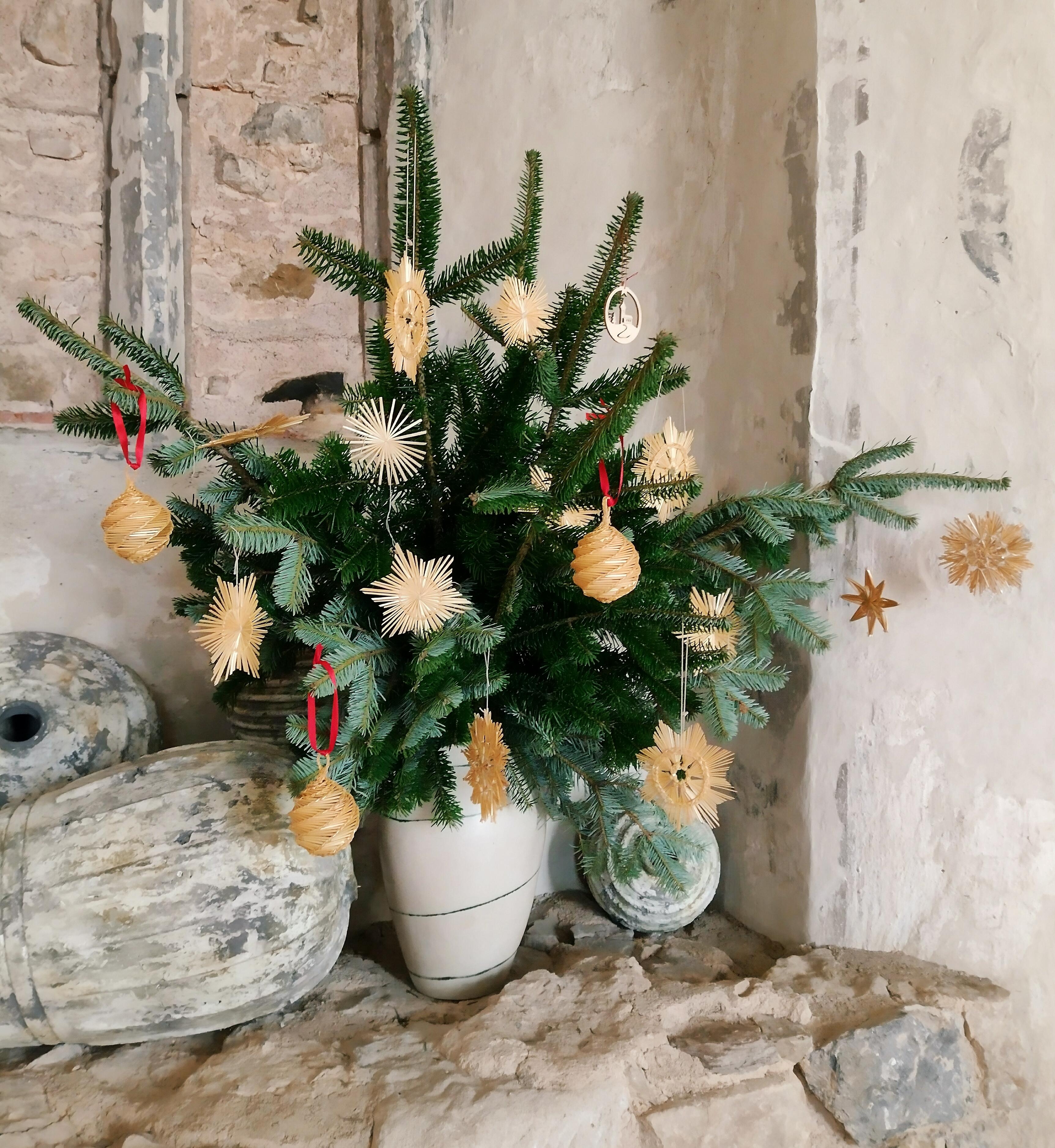 #weihnachten #weihnachtlich #vase #äste #tannenäste #strohsterne #christbaumschmuck #natur