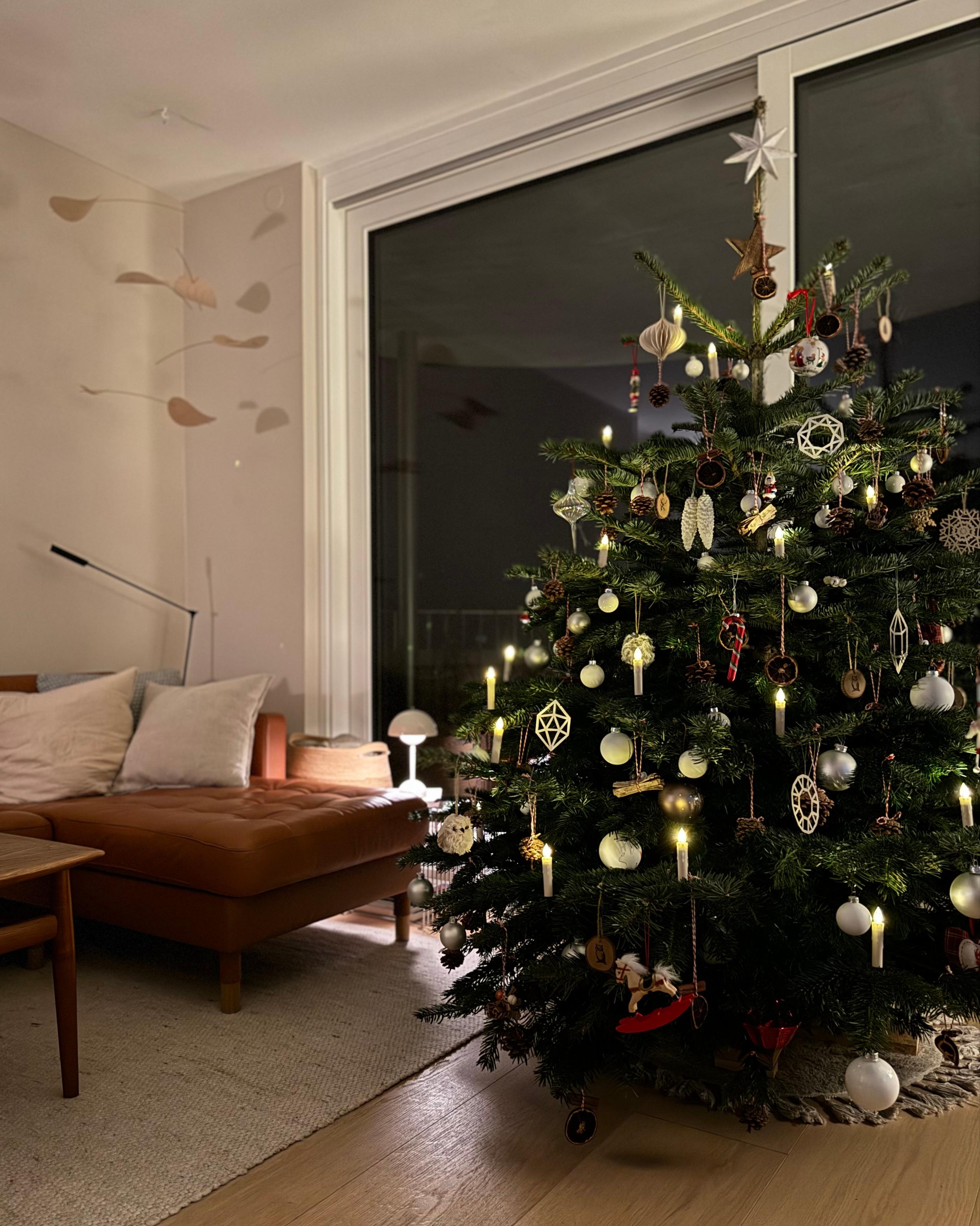 #weihnachten #weihnachtsbaum #christbaum #dekoration #weihnachtsschmuck #kerzen 