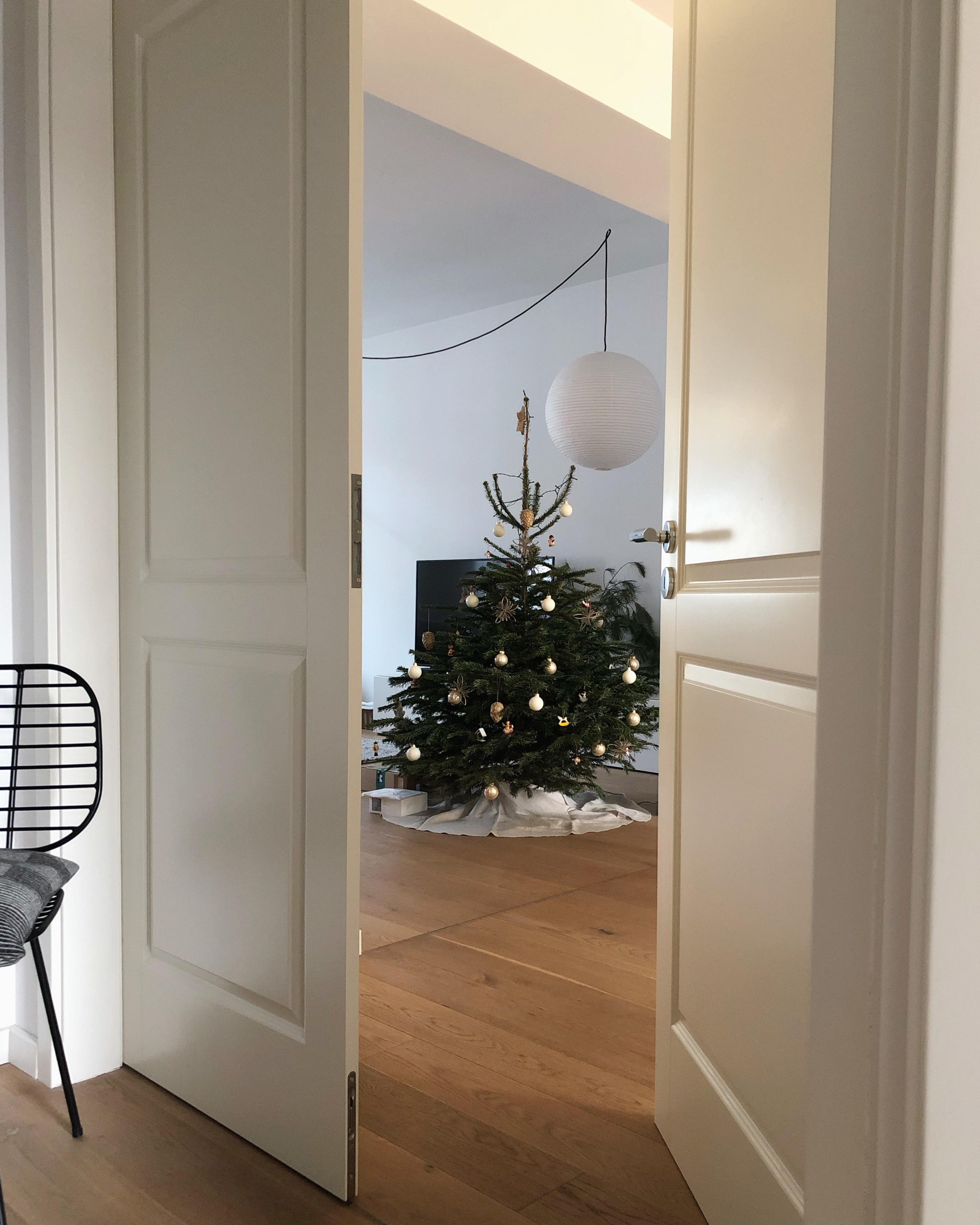 #weihnachten #weihnachtsbaum #christmas #silvester #happynewyear #wohnzimmer #livingroom #interior #couchstyle #scandi