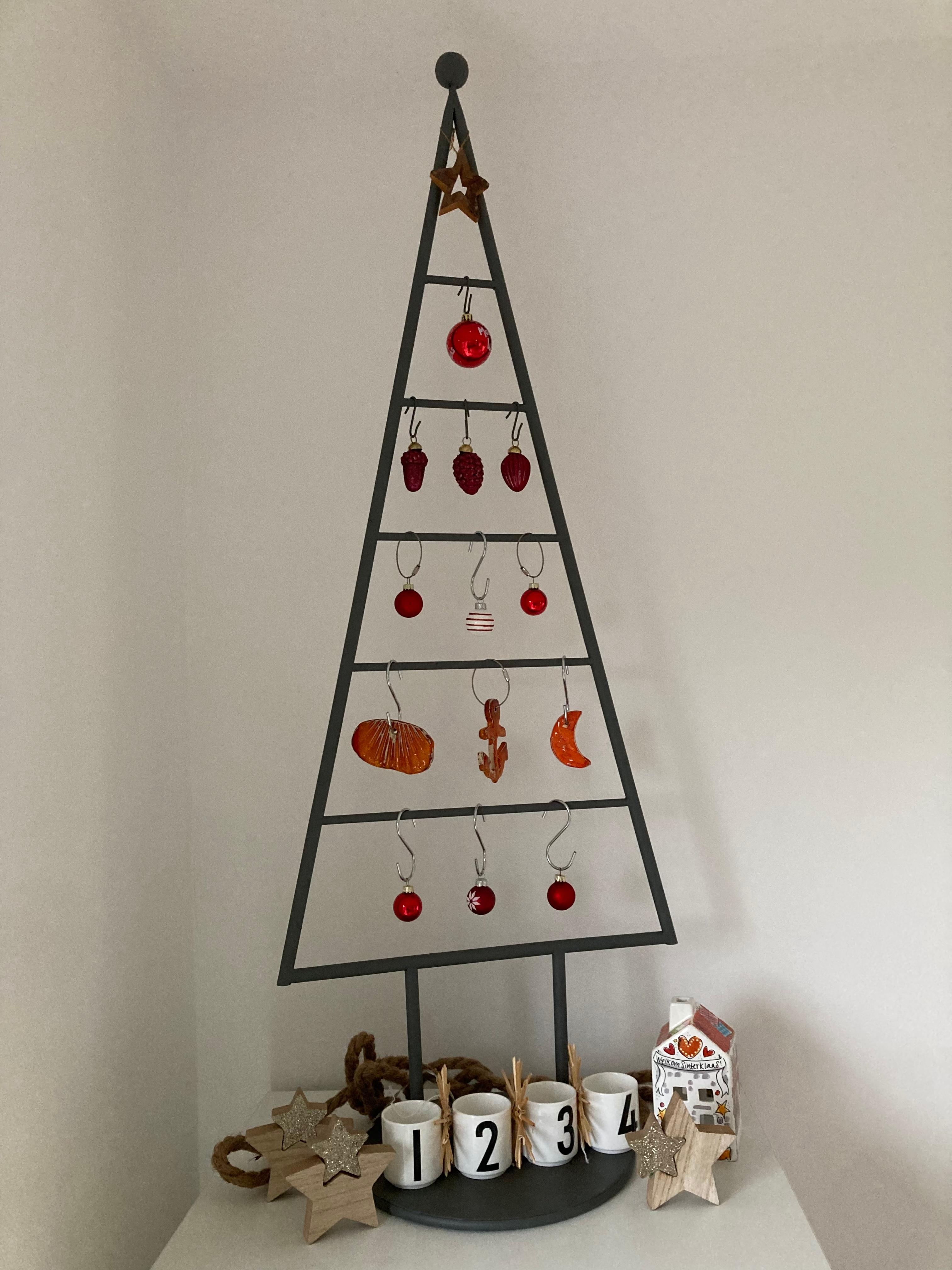 #Weihnachten #Weihnachtsbaum #Kugeln #Baumschmuck #rot #Deko #Skandi #Scandi #Holzsterne #Häuschen #Nikolaushaus #Metall