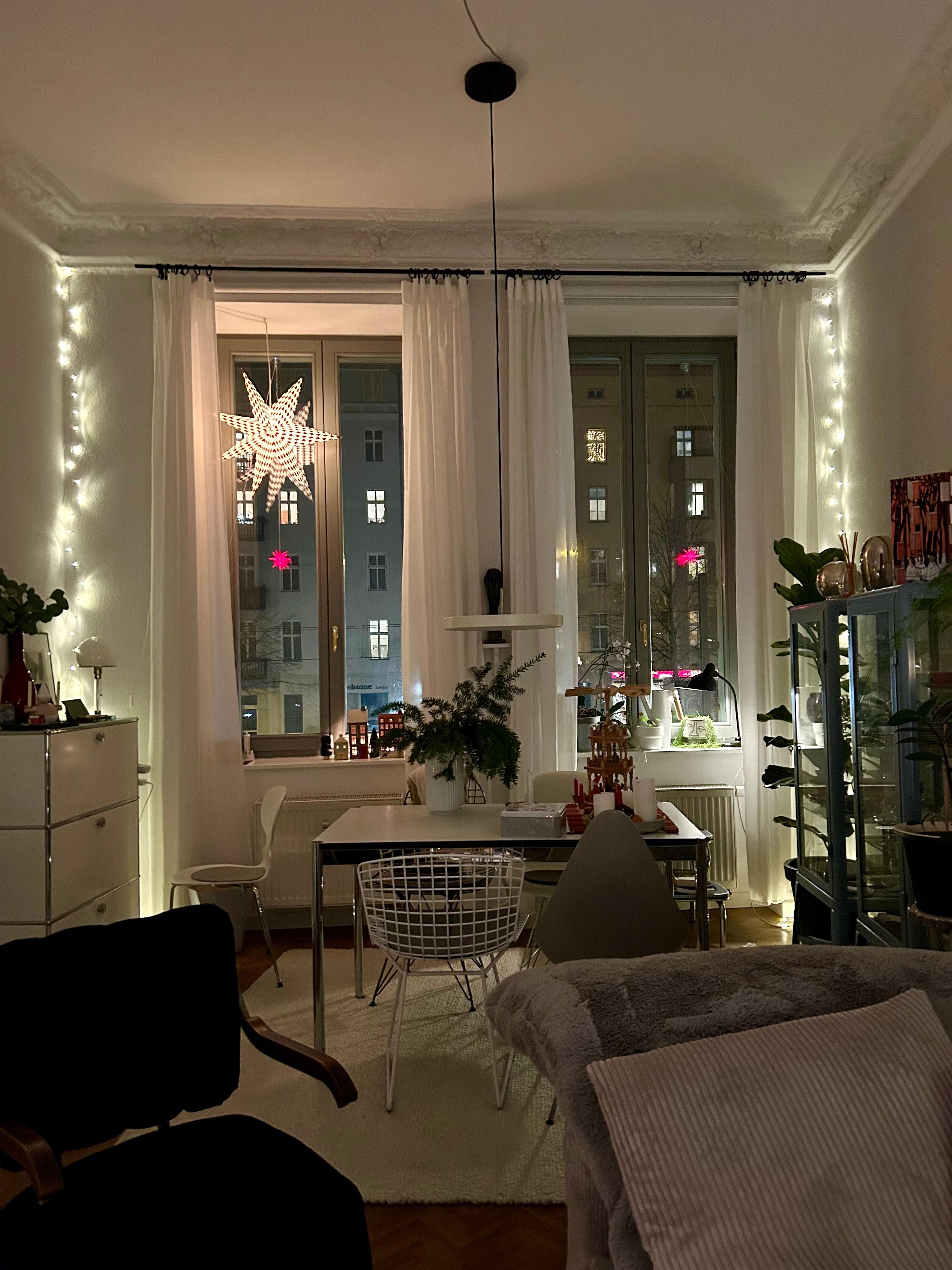 #Weihnachten2023 #Lichter #Sterne #Wohnzimmer #Altbauwohnung 
Weihnachten klingt aus. Ruhe kehrt ein. 