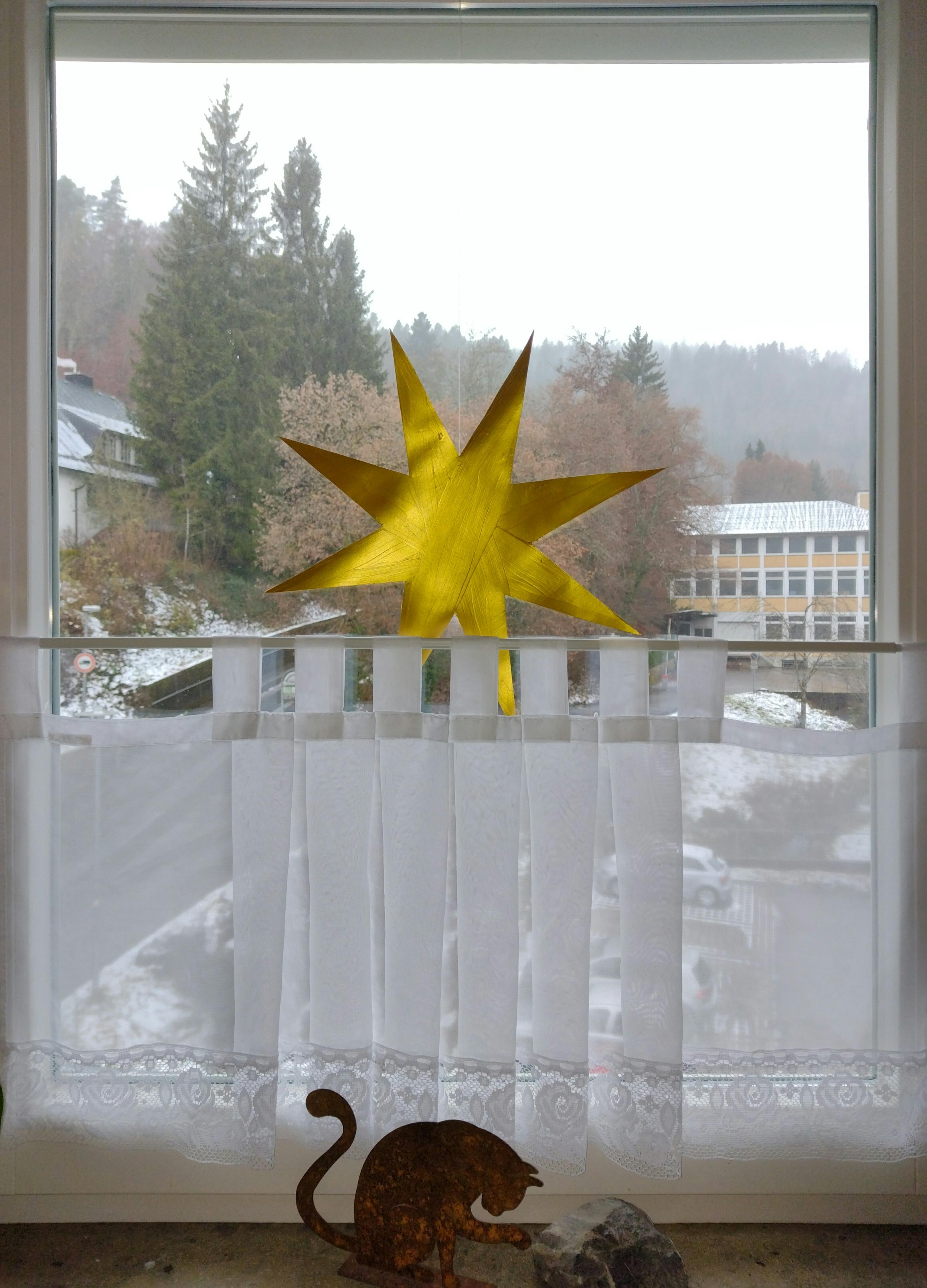 #weihnachtlich #advent #winter #diy #stern #papierstern #gold #küchenfesnster