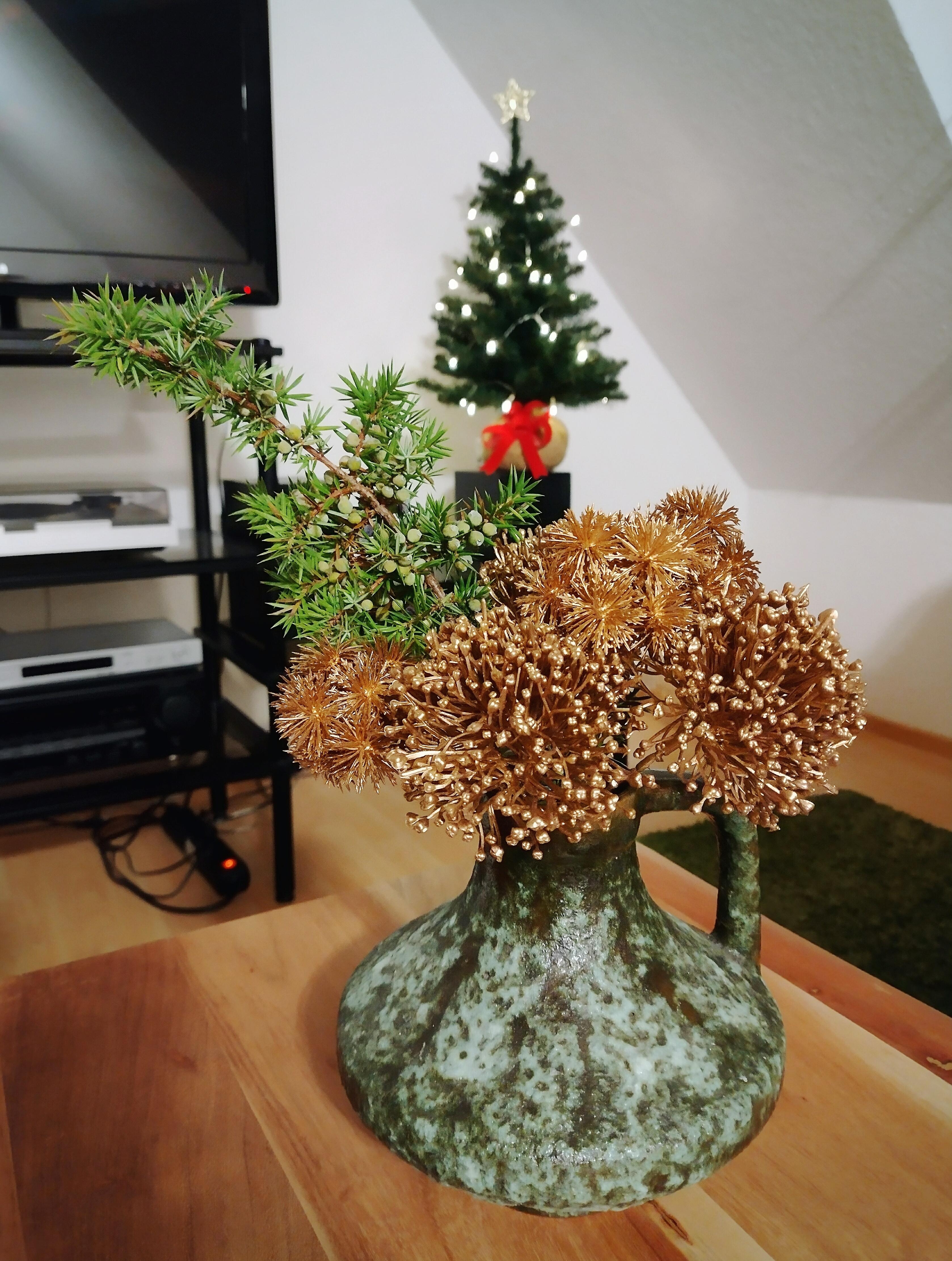 #weihnachtlich #retrovase #keramikvase #tischdeko #gold #grün #details #tannenbaum