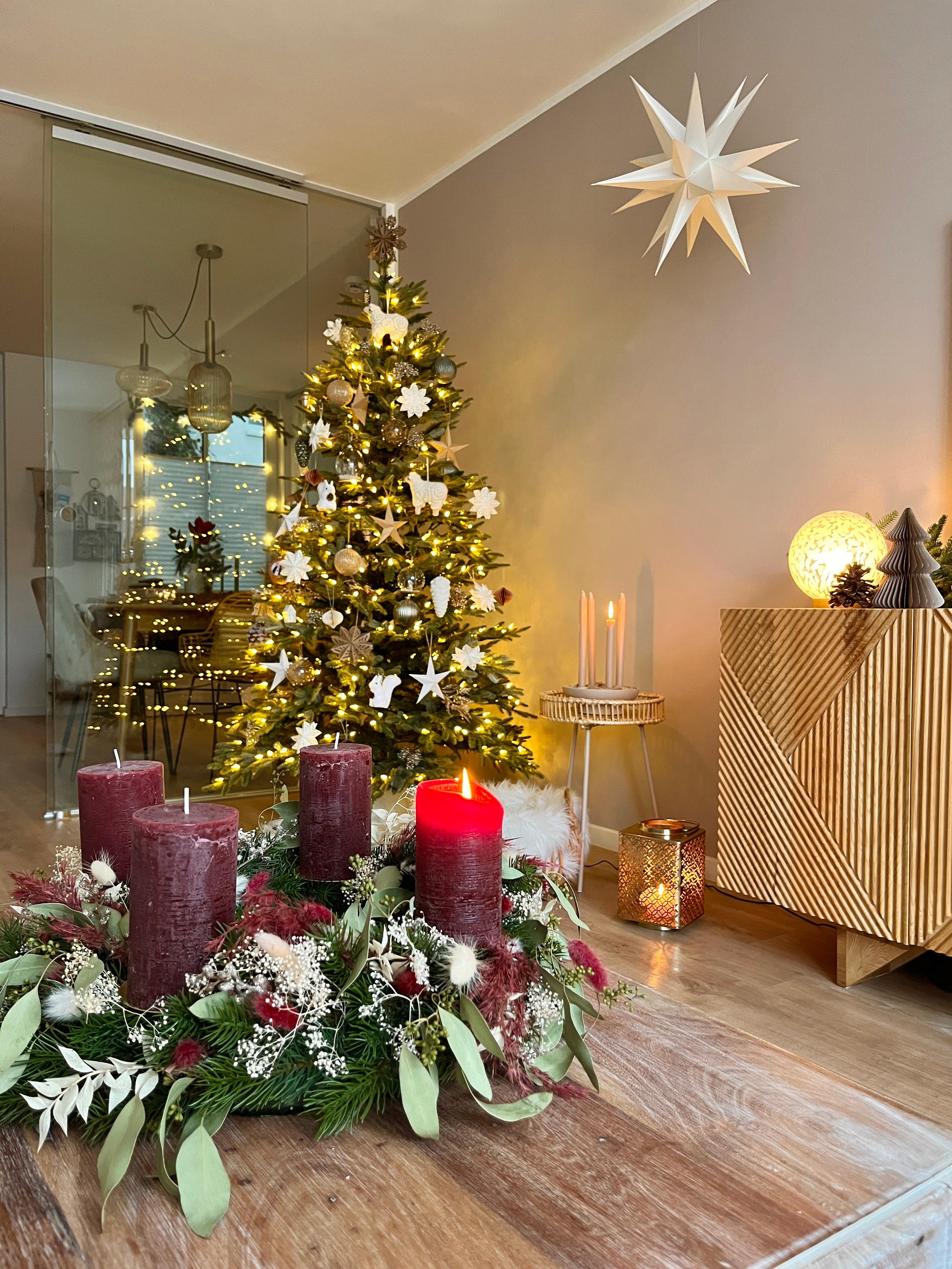 Weihnachtliche Aussichten 🎄❤️✨
#weihnachtsbaum #adventskranz #stern #weihnachtsdeko