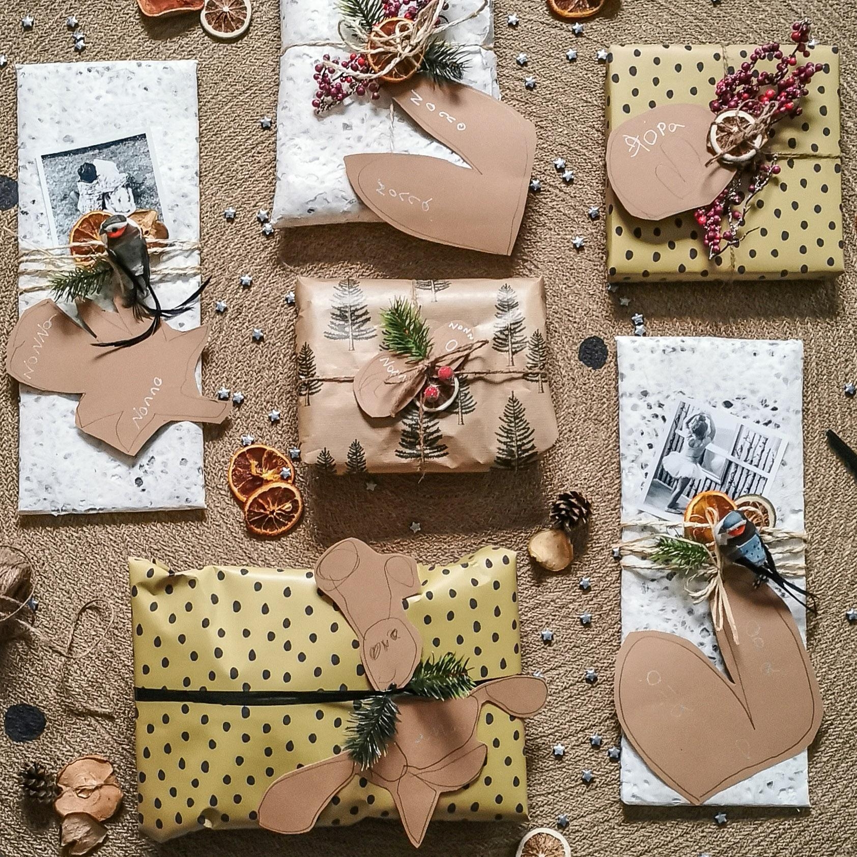 Weihnachtliche #geschenkverpackung mit Fotos und selbstgestalteten Geschenkanhängern der Kinder für Oma und Opa #weihnachtsdeko